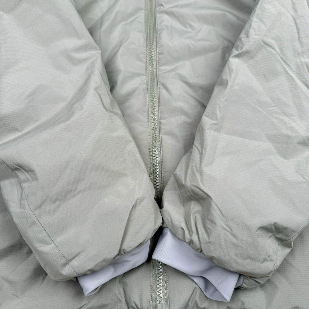 图片[8]-＃SZ Arcteryx Atom AR Hoody 始祖鸟阿童木系列 Lt 户外防水保暖多用途可叠穿做保暖中间层连帽棉服 Atom AR Hoody 作为鸟家棉服系列的代表做产品 这款阿童木棉服可谓是乌的经典作品 今年冬天鸟推出了全新的 AtomARHoody 保暖服 取代了原来的 AtomSVHoody 成为 Atom 系列棉服中最厚的一款 通过逐年的升级为新版的 AtomARHoody 的新型的保暖棉服 比抓绒衣更保暖和轻便 适合极寒冷天气里做内胆 或者深秋初冬气候下单独外穿 面料仍为带防泼水涂层的 Gossamera 防撕裂尼龙面料 内层添加的保温材料则采用了3种密度（120860）的 PLANTLOFT 棉来保证躯体不同部位保暖 透气的不同需要都得到满足 货号： AtomARHoodyMens 定位：该款用途广泛的 Coreloft 保暖衣 既可在寒冷干燥天气作为外套使用 也可作为中间层使用 特征 轻便、耐久的防风面料 可耐磨 采用 DWR 防泼水处理 可防潮 尺码：M-3XL-选品中心