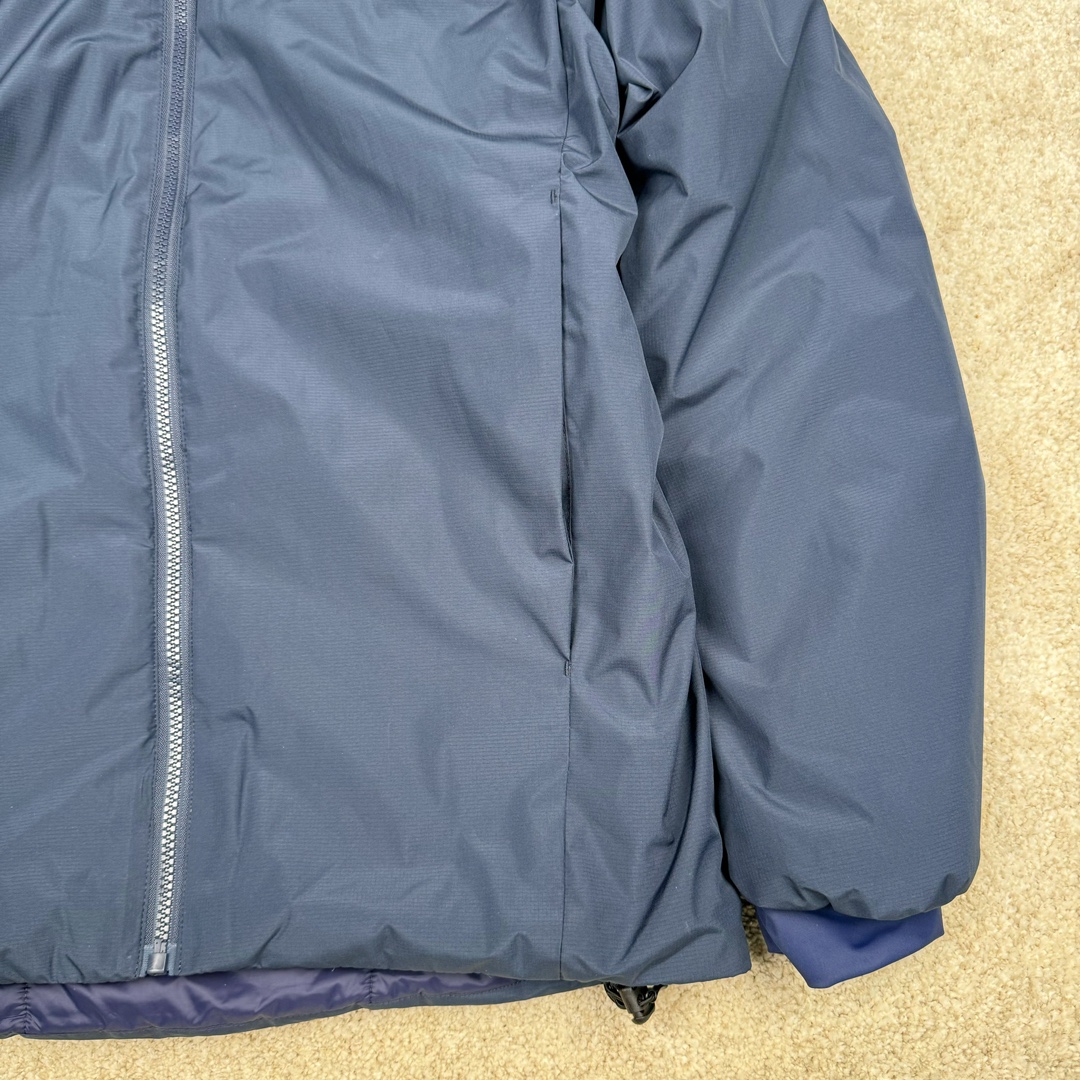 图片[6]-＃SZ Arcteryx Atom AR Hoody 始祖鸟阿童木系列 Lt 户外防水保暖多用途可叠穿做保暖中间层连帽棉服 Atom AR Hoody 作为鸟家棉服系列的代表做产品 这款阿童木棉服可谓是乌的经典作品 今年冬天鸟推出了全新的 AtomARHoody 保暖服 取代了原来的 AtomSVHoody 成为 Atom 系列棉服中最厚的一款 通过逐年的升级为新版的 AtomARHoody 的新型的保暖棉服 比抓绒衣更保暖和轻便 适合极寒冷天气里做内胆 或者深秋初冬气候下单独外穿 面料仍为带防泼水涂层的 Gossamera 防撕裂尼龙面料 内层添加的保温材料则采用了3种密度（120860）的 PLANTLOFT 棉来保证躯体不同部位保暖 透气的不同需要都得到满足 货号： AtomARHoodyMens 定位：该款用途广泛的 Coreloft 保暖衣 既可在寒冷干燥天气作为外套使用 也可作为中间层使用 特征 轻便、耐久的防风面料 可耐磨 采用 DWR 防泼水处理 可防潮 尺码：M-3XL-选品中心