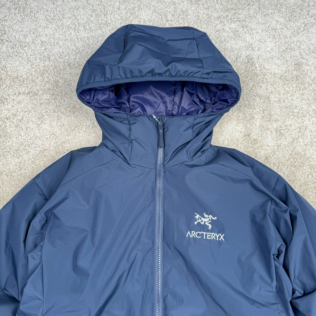 图片[4]-＃SZ Arcteryx Atom AR Hoody 始祖鸟阿童木系列 Lt 户外防水保暖多用途可叠穿做保暖中间层连帽棉服 Atom AR Hoody 作为鸟家棉服系列的代表做产品 这款阿童木棉服可谓是乌的经典作品 今年冬天鸟推出了全新的 AtomARHoody 保暖服 取代了原来的 AtomSVHoody 成为 Atom 系列棉服中最厚的一款 通过逐年的升级为新版的 AtomARHoody 的新型的保暖棉服 比抓绒衣更保暖和轻便 适合极寒冷天气里做内胆 或者深秋初冬气候下单独外穿 面料仍为带防泼水涂层的 Gossamera 防撕裂尼龙面料 内层添加的保温材料则采用了3种密度（120860）的 PLANTLOFT 棉来保证躯体不同部位保暖 透气的不同需要都得到满足 货号： AtomARHoodyMens 定位：该款用途广泛的 Coreloft 保暖衣 既可在寒冷干燥天气作为外套使用 也可作为中间层使用 特征 轻便、耐久的防风面料 可耐磨 采用 DWR 防泼水处理 可防潮 尺码：M-3XL-选品中心