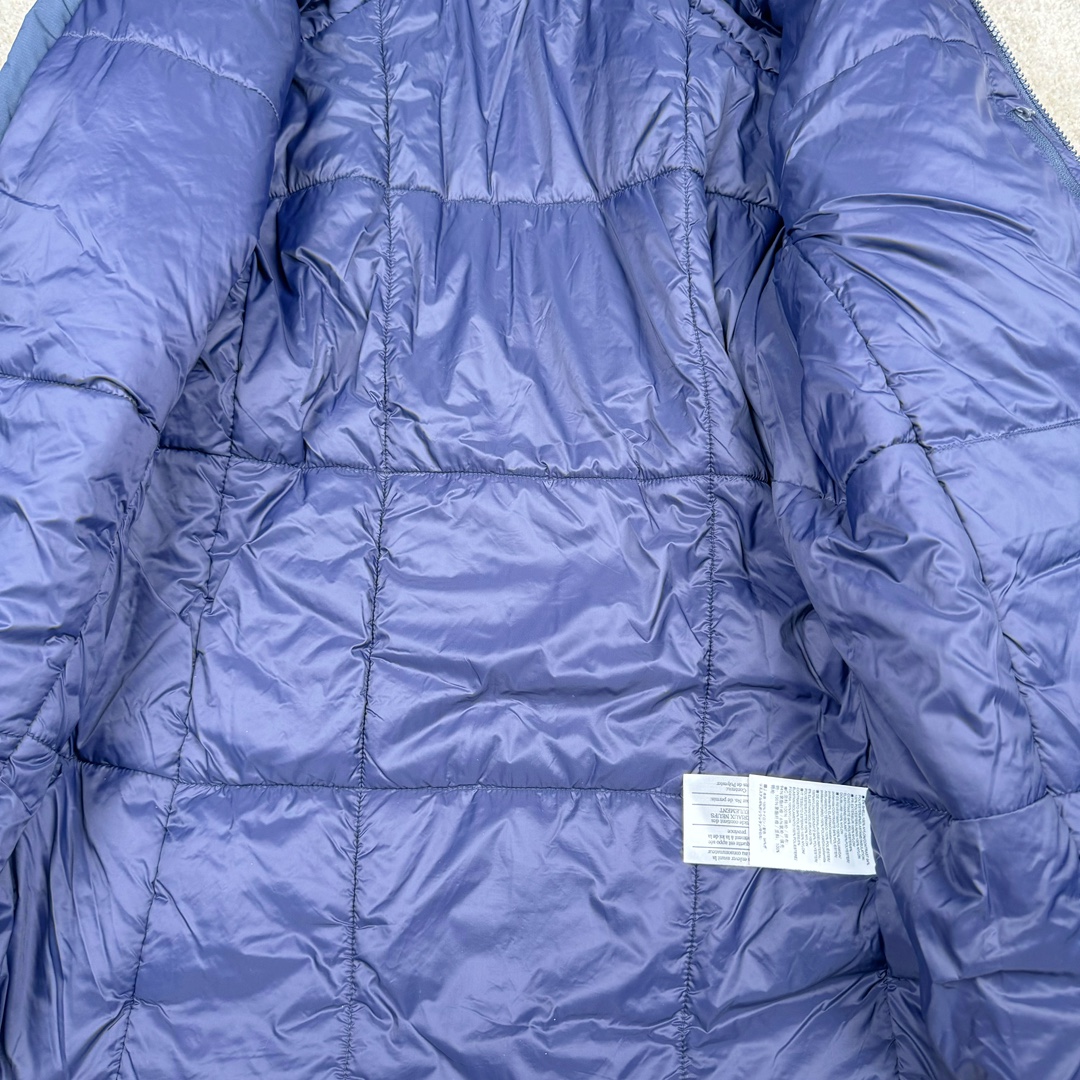 图片[9]-＃SZ Arcteryx Atom AR Hoody 始祖鸟阿童木系列 Lt 户外防水保暖多用途可叠穿做保暖中间层连帽棉服 Atom AR Hoody 作为鸟家棉服系列的代表做产品 这款阿童木棉服可谓是乌的经典作品 今年冬天鸟推出了全新的 AtomARHoody 保暖服 取代了原来的 AtomSVHoody 成为 Atom 系列棉服中最厚的一款 通过逐年的升级为新版的 AtomARHoody 的新型的保暖棉服 比抓绒衣更保暖和轻便 适合极寒冷天气里做内胆 或者深秋初冬气候下单独外穿 面料仍为带防泼水涂层的 Gossamera 防撕裂尼龙面料 内层添加的保温材料则采用了3种密度（120860）的 PLANTLOFT 棉来保证躯体不同部位保暖 透气的不同需要都得到满足 货号： AtomARHoodyMens 定位：该款用途广泛的 Coreloft 保暖衣 既可在寒冷干燥天气作为外套使用 也可作为中间层使用 特征 轻便、耐久的防风面料 可耐磨 采用 DWR 防泼水处理 可防潮 尺码：M-3XL-选品中心