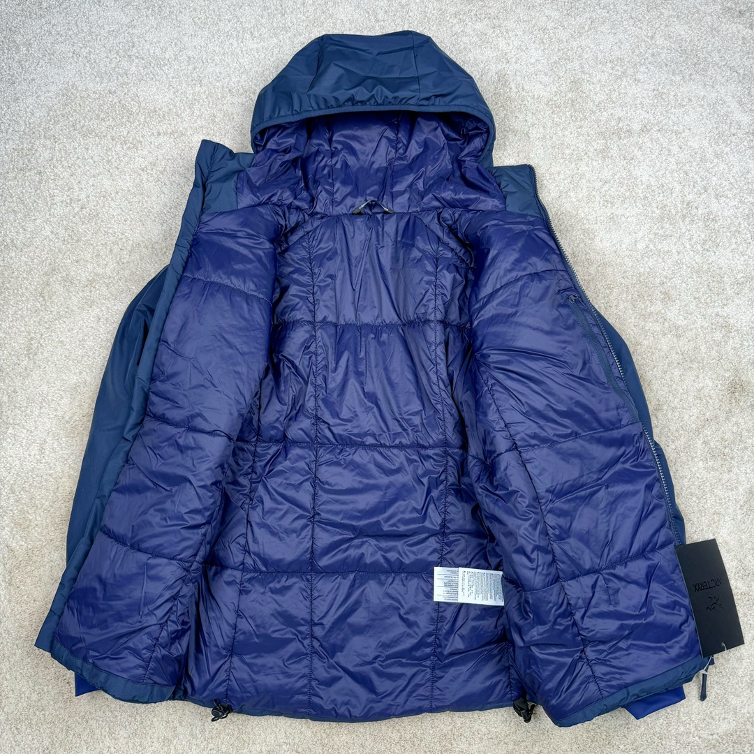 图片[3]-＃SZ Arcteryx Atom AR Hoody 始祖鸟阿童木系列 Lt 户外防水保暖多用途可叠穿做保暖中间层连帽棉服 Atom AR Hoody 作为鸟家棉服系列的代表做产品 这款阿童木棉服可谓是乌的经典作品 今年冬天鸟推出了全新的 AtomARHoody 保暖服 取代了原来的 AtomSVHoody 成为 Atom 系列棉服中最厚的一款 通过逐年的升级为新版的 AtomARHoody 的新型的保暖棉服 比抓绒衣更保暖和轻便 适合极寒冷天气里做内胆 或者深秋初冬气候下单独外穿 面料仍为带防泼水涂层的 Gossamera 防撕裂尼龙面料 内层添加的保温材料则采用了3种密度（120860）的 PLANTLOFT 棉来保证躯体不同部位保暖 透气的不同需要都得到满足 货号： AtomARHoodyMens 定位：该款用途广泛的 Coreloft 保暖衣 既可在寒冷干燥天气作为外套使用 也可作为中间层使用 特征 轻便、耐久的防风面料 可耐磨 采用 DWR 防泼水处理 可防潮 尺码：M-3XL-选品中心