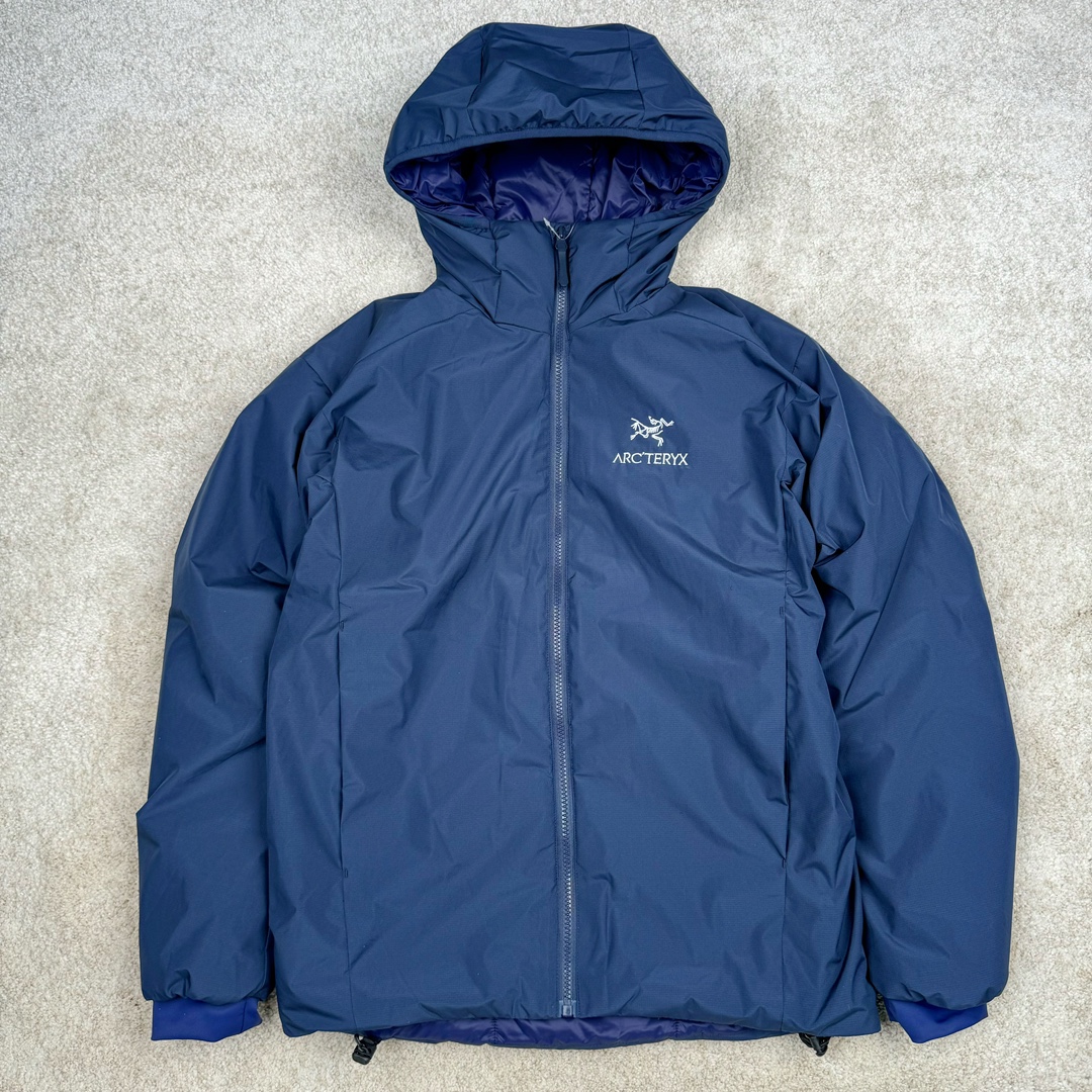 ＃SZ Arcteryx Atom AR Hoody 始祖鸟阿童木系列 Lt 户外防水保暖多用途可叠穿做保暖中间层连帽棉服 Atom AR Hoody 作为鸟家棉服系列的代表做产品 这款阿童木棉服可谓是乌的经典作品 今年冬天鸟推出了全新的 AtomARHoody 保暖服 取代了原来的 AtomSVHoody 成为 Atom 系列棉服中最厚的一款 通过逐年的升级为新版的 AtomARHoody 的新型的保暖棉服 比抓绒衣更保暖和轻便 适合极寒冷天气里做内胆 或者深秋初冬气候下单独外穿 面料仍为带防泼水涂层的 Gossamera 防撕裂尼龙面料 内层添加的保温材料则采用了3种密度（120860）的 PLANTLOFT 棉来保证躯体不同部位保暖 透气的不同需要都得到满足 货号： AtomARHoodyMens 定位：该款用途广泛的 Coreloft 保暖衣 既可在寒冷干燥天气作为外套使用 也可作为中间层使用 特征 轻便、耐久的防风面料 可耐磨 采用 DWR 防泼水处理 可防潮 尺码：M-3XL-选品中心