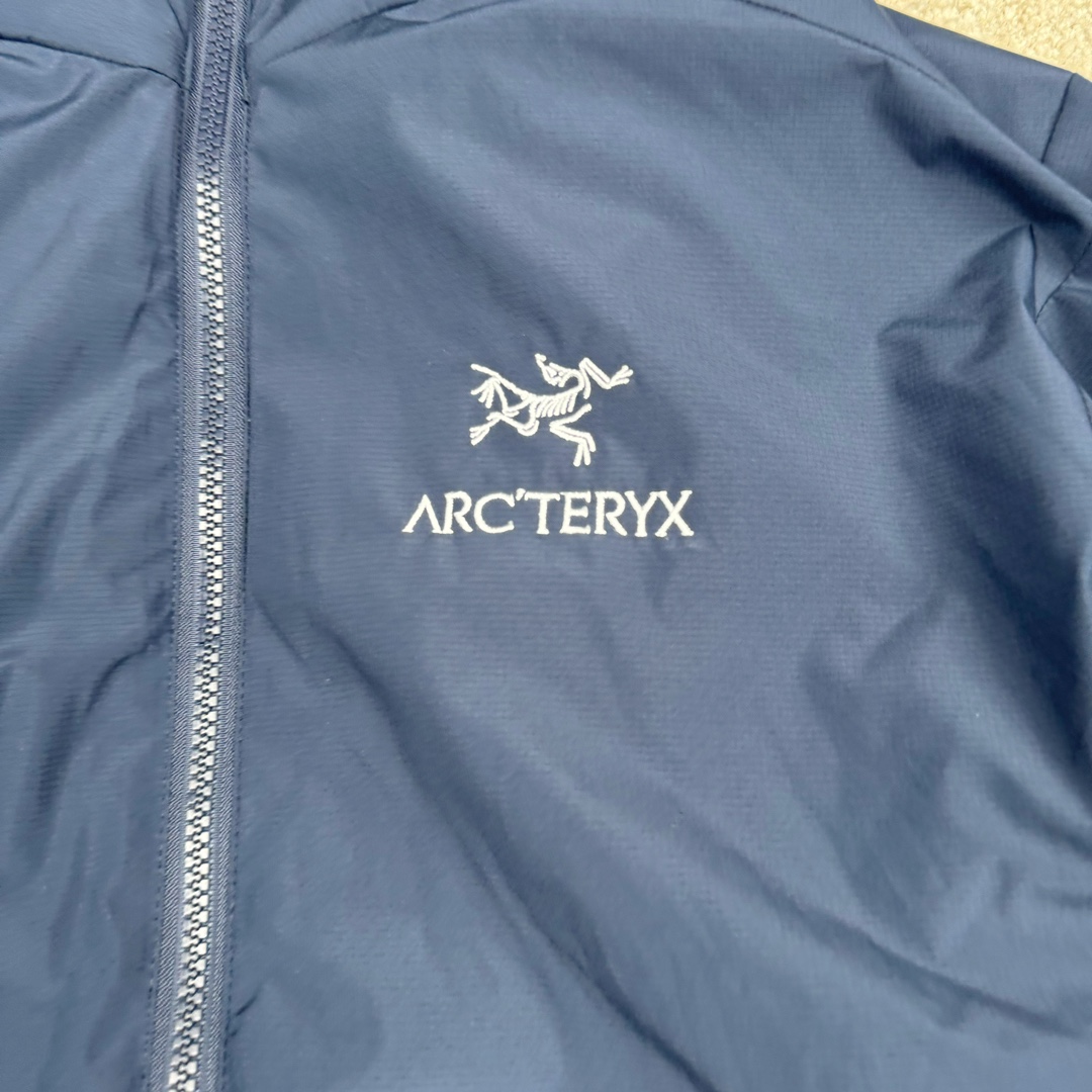 图片[8]-＃SZ Arcteryx Atom AR Hoody 始祖鸟阿童木系列 Lt 户外防水保暖多用途可叠穿做保暖中间层连帽棉服 Atom AR Hoody 作为鸟家棉服系列的代表做产品 这款阿童木棉服可谓是乌的经典作品 今年冬天鸟推出了全新的 AtomARHoody 保暖服 取代了原来的 AtomSVHoody 成为 Atom 系列棉服中最厚的一款 通过逐年的升级为新版的 AtomARHoody 的新型的保暖棉服 比抓绒衣更保暖和轻便 适合极寒冷天气里做内胆 或者深秋初冬气候下单独外穿 面料仍为带防泼水涂层的 Gossamera 防撕裂尼龙面料 内层添加的保温材料则采用了3种密度（120860）的 PLANTLOFT 棉来保证躯体不同部位保暖 透气的不同需要都得到满足 货号： AtomARHoodyMens 定位：该款用途广泛的 Coreloft 保暖衣 既可在寒冷干燥天气作为外套使用 也可作为中间层使用 特征 轻便、耐久的防风面料 可耐磨 采用 DWR 防泼水处理 可防潮 尺码：M-3XL-选品中心