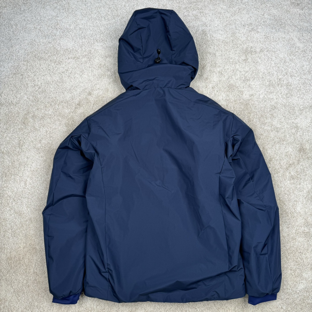 图片[2]-＃SZ Arcteryx Atom AR Hoody 始祖鸟阿童木系列 Lt 户外防水保暖多用途可叠穿做保暖中间层连帽棉服 Atom AR Hoody 作为鸟家棉服系列的代表做产品 这款阿童木棉服可谓是乌的经典作品 今年冬天鸟推出了全新的 AtomARHoody 保暖服 取代了原来的 AtomSVHoody 成为 Atom 系列棉服中最厚的一款 通过逐年的升级为新版的 AtomARHoody 的新型的保暖棉服 比抓绒衣更保暖和轻便 适合极寒冷天气里做内胆 或者深秋初冬气候下单独外穿 面料仍为带防泼水涂层的 Gossamera 防撕裂尼龙面料 内层添加的保温材料则采用了3种密度（120860）的 PLANTLOFT 棉来保证躯体不同部位保暖 透气的不同需要都得到满足 货号： AtomARHoodyMens 定位：该款用途广泛的 Coreloft 保暖衣 既可在寒冷干燥天气作为外套使用 也可作为中间层使用 特征 轻便、耐久的防风面料 可耐磨 采用 DWR 防泼水处理 可防潮 尺码：M-3XL-选品中心
