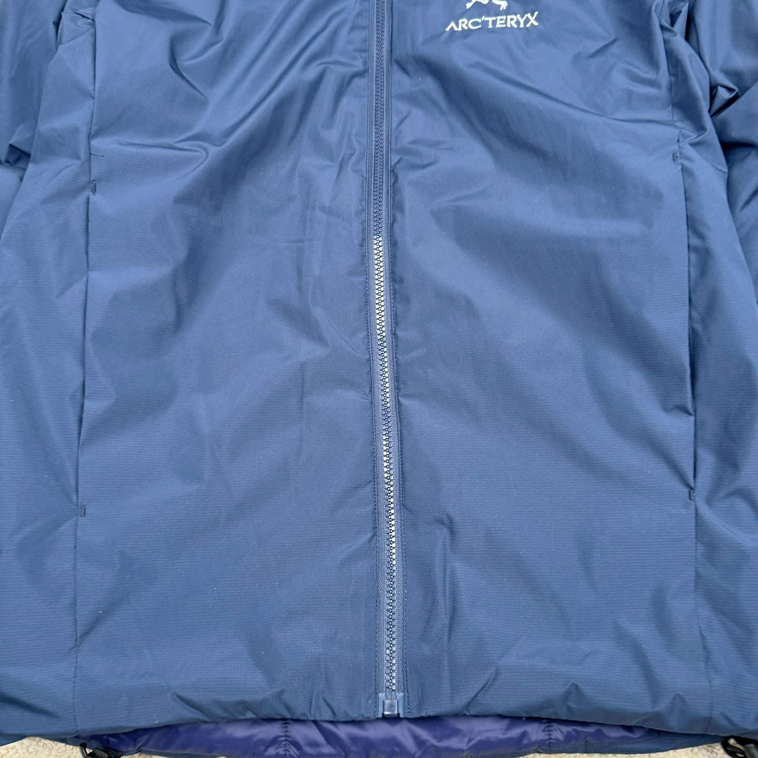 图片[7]-＃SZ Arcteryx Atom AR Hoody 始祖鸟阿童木系列 Lt 户外防水保暖多用途可叠穿做保暖中间层连帽棉服 Atom AR Hoody 作为鸟家棉服系列的代表做产品 这款阿童木棉服可谓是乌的经典作品 今年冬天鸟推出了全新的 AtomARHoody 保暖服 取代了原来的 AtomSVHoody 成为 Atom 系列棉服中最厚的一款 通过逐年的升级为新版的 AtomARHoody 的新型的保暖棉服 比抓绒衣更保暖和轻便 适合极寒冷天气里做内胆 或者深秋初冬气候下单独外穿 面料仍为带防泼水涂层的 Gossamera 防撕裂尼龙面料 内层添加的保温材料则采用了3种密度（120860）的 PLANTLOFT 棉来保证躯体不同部位保暖 透气的不同需要都得到满足 货号： AtomARHoodyMens 定位：该款用途广泛的 Coreloft 保暖衣 既可在寒冷干燥天气作为外套使用 也可作为中间层使用 特征 轻便、耐久的防风面料 可耐磨 采用 DWR 防泼水处理 可防潮 尺码：M-3XL-选品中心