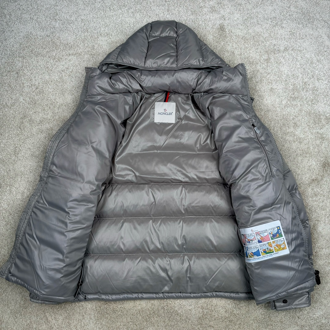 图片[3]-Moncler Maya蒙口玛雅系列连帽短款羽绒服 帽子可拆卸 原版购入开发 定织油面面料防风防水且保暖 采用国标90白鸭绒 充绒量达到300克左右 网上那些上身图都是非常蓬松 鼓鼓的 我们这款穿在身上 绝对能达到那种效果 不做通货 更不卖通货！你买的放心 我卖的省心！ 原版一致NFC芯片版本 区分市面通货 所有五金纽扣 拉链 卡扣全都是按照原版开模定制 均带有蒙家的字母Logo 水洗标都带NFC芯片 区分市面通货版本！白色粉色 是女款 门禁拉链头是扁方形 侧面是带Mon cler字母logo的！黑色和大象灰是男女同款 门禁拉链头是圆形带Logo的 不是错版 不是错版 正品就是如此！帽子可拆卸 可当立领羽绒服 且帽子最顶层有松紧绳和卡扣 可调整锁紧！衣服腰部下摆也是带卡扣松紧调节的 完美还原原版任何细节！手臂上的刺绣 请看实拍 白灵达绣花机刺绣而成 绣这种简单图形 用这种进口绣花机 等于就是高射炮打蚊子 一点压力都没有！大厂精湛的缝纫工艺 整件衣服上身 绝对质感拉满 鼓鼓的 保暖效果也倍儿棒！ 尺码： 1码胸围114 肩宽49 衣长69 袖长63 2码胸围118 肩宽50 衣长71 袖长64 3码胸围122 肩宽51 衣长72 袖长65 4码胸围126 肩宽52 衣长74 袖长66 5码胸围130 肩宽53 衣长75 袖长67 6码胸围134 肩宽54 衣长77 袖长69-选品中心