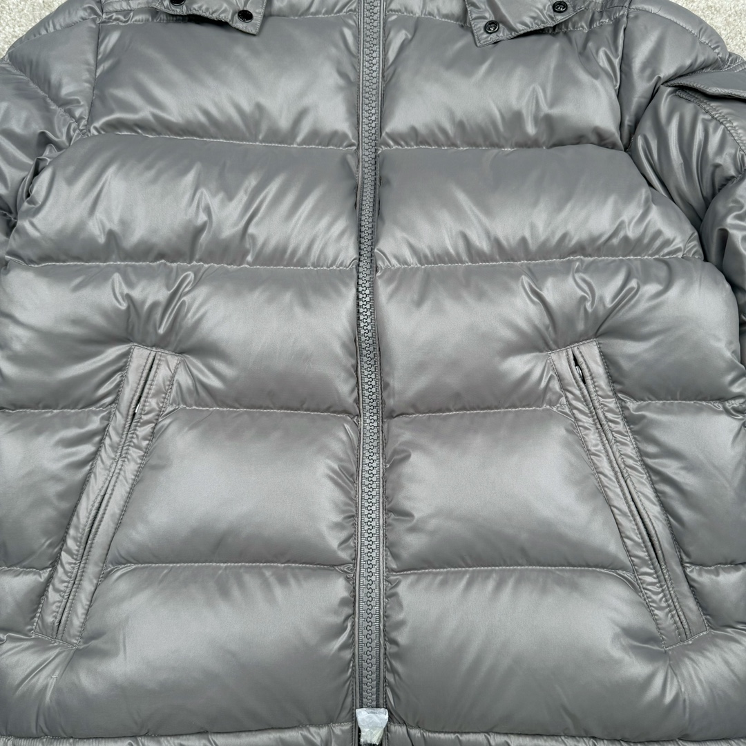 图片[7]-Moncler Maya蒙口玛雅系列连帽短款羽绒服 帽子可拆卸 原版购入开发 定织油面面料防风防水且保暖 采用国标90白鸭绒 充绒量达到300克左右 网上那些上身图都是非常蓬松 鼓鼓的 我们这款穿在身上 绝对能达到那种效果 不做通货 更不卖通货！你买的放心 我卖的省心！ 原版一致NFC芯片版本 区分市面通货 所有五金纽扣 拉链 卡扣全都是按照原版开模定制 均带有蒙家的字母Logo 水洗标都带NFC芯片 区分市面通货版本！白色粉色 是女款 门禁拉链头是扁方形 侧面是带Mon cler字母logo的！黑色和大象灰是男女同款 门禁拉链头是圆形带Logo的 不是错版 不是错版 正品就是如此！帽子可拆卸 可当立领羽绒服 且帽子最顶层有松紧绳和卡扣 可调整锁紧！衣服腰部下摆也是带卡扣松紧调节的 完美还原原版任何细节！手臂上的刺绣 请看实拍 白灵达绣花机刺绣而成 绣这种简单图形 用这种进口绣花机 等于就是高射炮打蚊子 一点压力都没有！大厂精湛的缝纫工艺 整件衣服上身 绝对质感拉满 鼓鼓的 保暖效果也倍儿棒！ 尺码： 1码胸围114 肩宽49 衣长69 袖长63 2码胸围118 肩宽50 衣长71 袖长64 3码胸围122 肩宽51 衣长72 袖长65 4码胸围126 肩宽52 衣长74 袖长66 5码胸围130 肩宽53 衣长75 袖长67 6码胸围134 肩宽54 衣长77 袖长69-选品中心