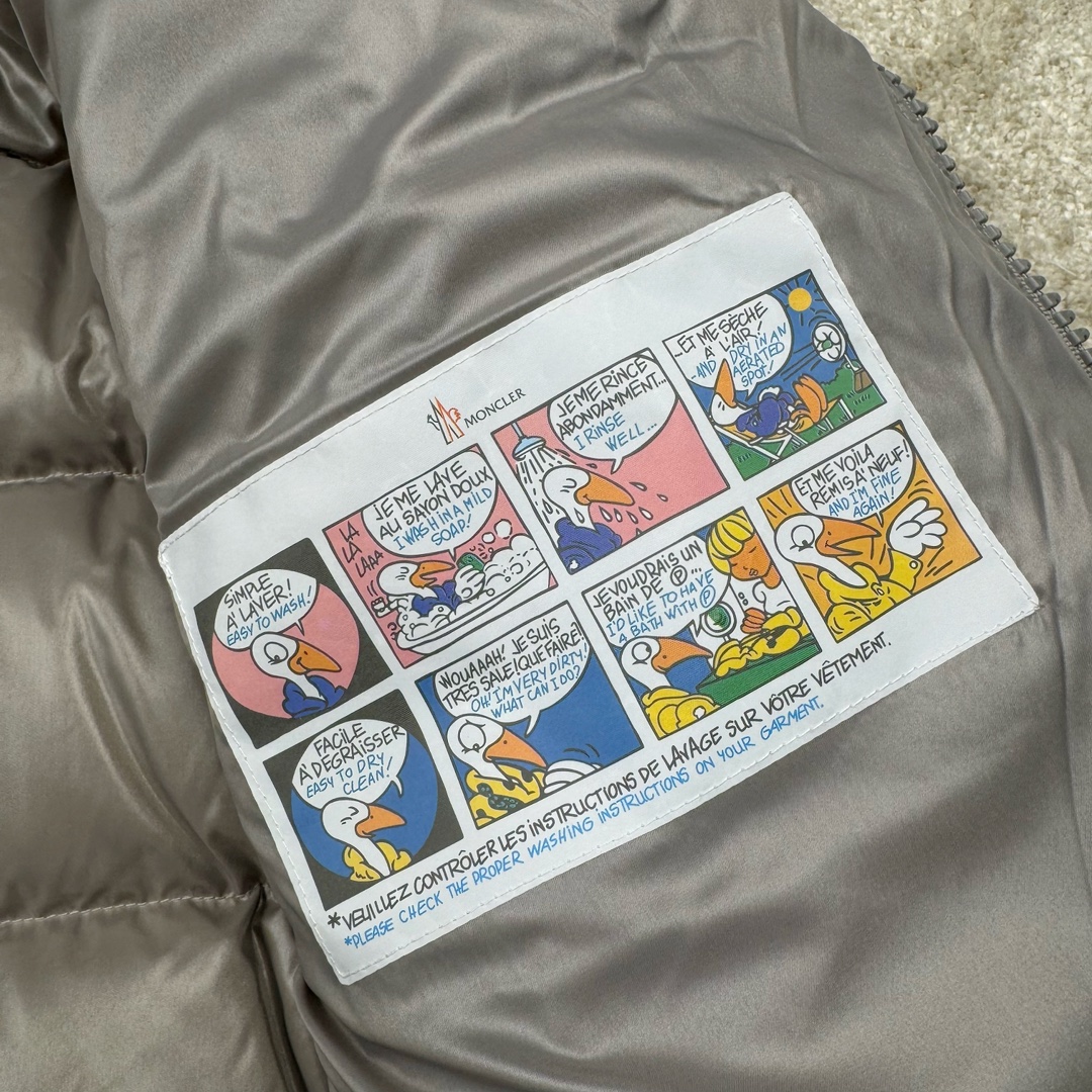 图片[11]-Moncler Maya蒙口玛雅系列连帽短款羽绒服 帽子可拆卸 原版购入开发 定织油面面料防风防水且保暖 采用国标90白鸭绒 充绒量达到300克左右 网上那些上身图都是非常蓬松 鼓鼓的 我们这款穿在身上 绝对能达到那种效果 不做通货 更不卖通货！你买的放心 我卖的省心！ 原版一致NFC芯片版本 区分市面通货 所有五金纽扣 拉链 卡扣全都是按照原版开模定制 均带有蒙家的字母Logo 水洗标都带NFC芯片 区分市面通货版本！白色粉色 是女款 门禁拉链头是扁方形 侧面是带Mon cler字母logo的！黑色和大象灰是男女同款 门禁拉链头是圆形带Logo的 不是错版 不是错版 正品就是如此！帽子可拆卸 可当立领羽绒服 且帽子最顶层有松紧绳和卡扣 可调整锁紧！衣服腰部下摆也是带卡扣松紧调节的 完美还原原版任何细节！手臂上的刺绣 请看实拍 白灵达绣花机刺绣而成 绣这种简单图形 用这种进口绣花机 等于就是高射炮打蚊子 一点压力都没有！大厂精湛的缝纫工艺 整件衣服上身 绝对质感拉满 鼓鼓的 保暖效果也倍儿棒！ 尺码： 1码胸围114 肩宽49 衣长69 袖长63 2码胸围118 肩宽50 衣长71 袖长64 3码胸围122 肩宽51 衣长72 袖长65 4码胸围126 肩宽52 衣长74 袖长66 5码胸围130 肩宽53 衣长75 袖长67 6码胸围134 肩宽54 衣长77 袖长69-选品中心