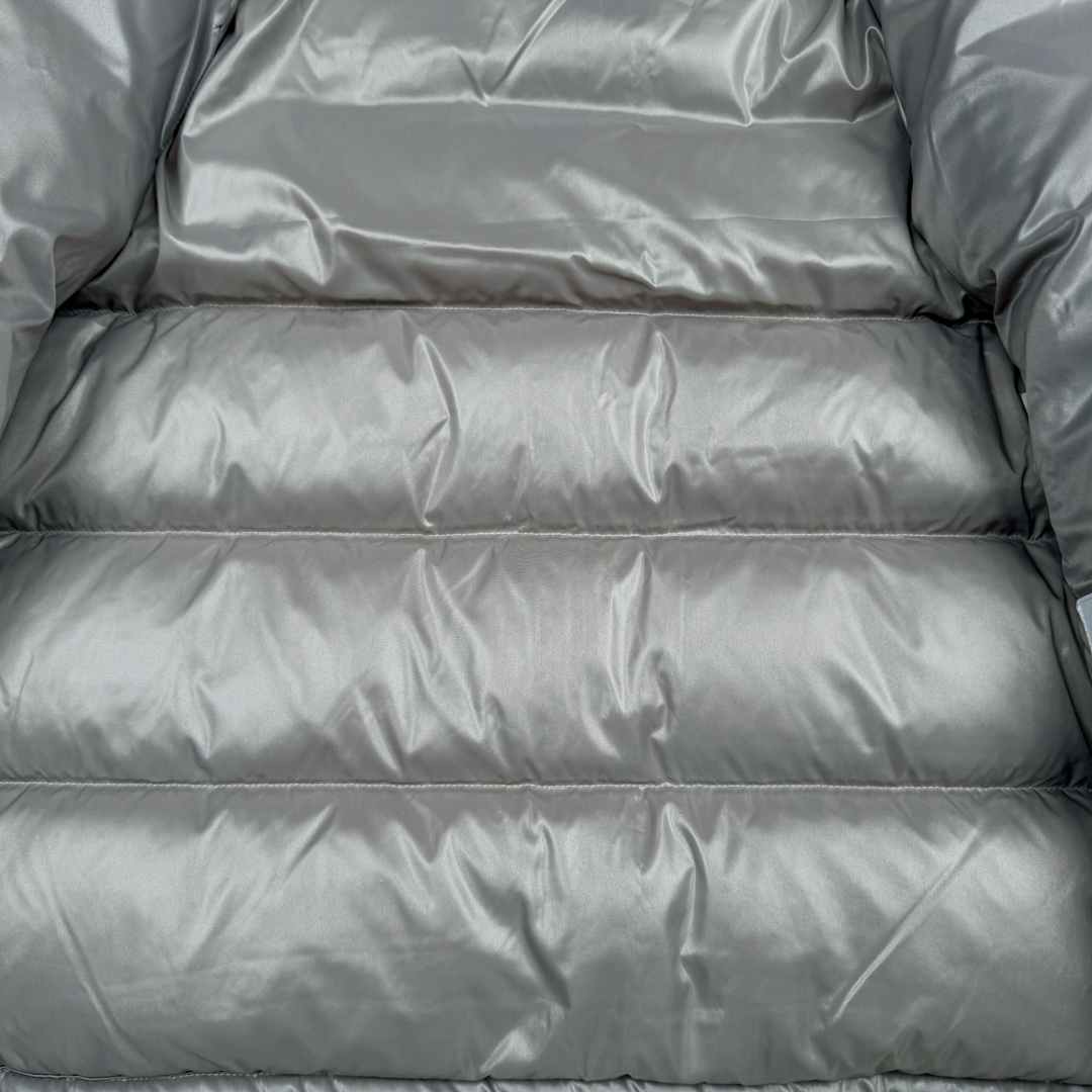 图片[10]-Moncler Maya蒙口玛雅系列连帽短款羽绒服 帽子可拆卸 原版购入开发 定织油面面料防风防水且保暖 采用国标90白鸭绒 充绒量达到300克左右 网上那些上身图都是非常蓬松 鼓鼓的 我们这款穿在身上 绝对能达到那种效果 不做通货 更不卖通货！你买的放心 我卖的省心！ 原版一致NFC芯片版本 区分市面通货 所有五金纽扣 拉链 卡扣全都是按照原版开模定制 均带有蒙家的字母Logo 水洗标都带NFC芯片 区分市面通货版本！白色粉色 是女款 门禁拉链头是扁方形 侧面是带Mon cler字母logo的！黑色和大象灰是男女同款 门禁拉链头是圆形带Logo的 不是错版 不是错版 正品就是如此！帽子可拆卸 可当立领羽绒服 且帽子最顶层有松紧绳和卡扣 可调整锁紧！衣服腰部下摆也是带卡扣松紧调节的 完美还原原版任何细节！手臂上的刺绣 请看实拍 白灵达绣花机刺绣而成 绣这种简单图形 用这种进口绣花机 等于就是高射炮打蚊子 一点压力都没有！大厂精湛的缝纫工艺 整件衣服上身 绝对质感拉满 鼓鼓的 保暖效果也倍儿棒！ 尺码： 1码胸围114 肩宽49 衣长69 袖长63 2码胸围118 肩宽50 衣长71 袖长64 3码胸围122 肩宽51 衣长72 袖长65 4码胸围126 肩宽52 衣长74 袖长66 5码胸围130 肩宽53 衣长75 袖长67 6码胸围134 肩宽54 衣长77 袖长69-选品中心