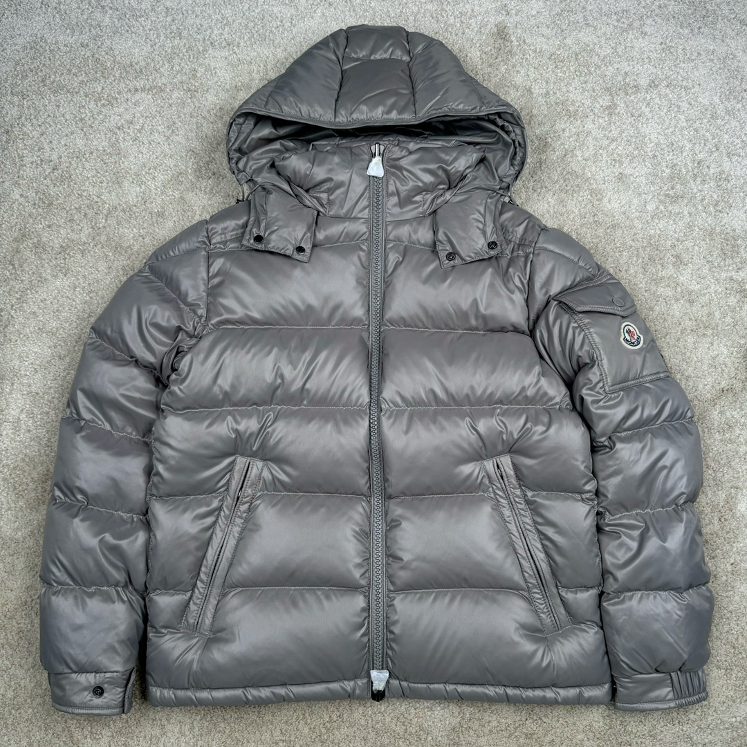 Moncler Maya蒙口玛雅系列连帽短款羽绒服 帽子可拆卸 原版购入开发 定织油面面料防风防水且保暖 采用国标90白鸭绒 充绒量达到300克左右 网上那些上身图都是非常蓬松 鼓鼓的 我们这款穿在身上 绝对能达到那种效果 不做通货 更不卖通货！你买的放心 我卖的省心！ 原版一致NFC芯片版本 区分市面通货 所有五金纽扣 拉链 卡扣全都是按照原版开模定制 均带有蒙家的字母Logo 水洗标都带NFC芯片 区分市面通货版本！白色粉色 是女款 门禁拉链头是扁方形 侧面是带Mon cler字母logo的！黑色和大象灰是男女同款 门禁拉链头是圆形带Logo的 不是错版 不是错版 正品就是如此！帽子可拆卸 可当立领羽绒服 且帽子最顶层有松紧绳和卡扣 可调整锁紧！衣服腰部下摆也是带卡扣松紧调节的 完美还原原版任何细节！手臂上的刺绣 请看实拍 白灵达绣花机刺绣而成 绣这种简单图形 用这种进口绣花机 等于就是高射炮打蚊子 一点压力都没有！大厂精湛的缝纫工艺 整件衣服上身 绝对质感拉满 鼓鼓的 保暖效果也倍儿棒！ 尺码： 1码胸围114 肩宽49 衣长69 袖长63 2码胸围118 肩宽50 衣长71 袖长64 3码胸围122 肩宽51 衣长72 袖长65 4码胸围126 肩宽52 衣长74 袖长66 5码胸围130 肩宽53 衣长75 袖长67 6码胸围134 肩宽54 衣长77 袖长69-选品中心