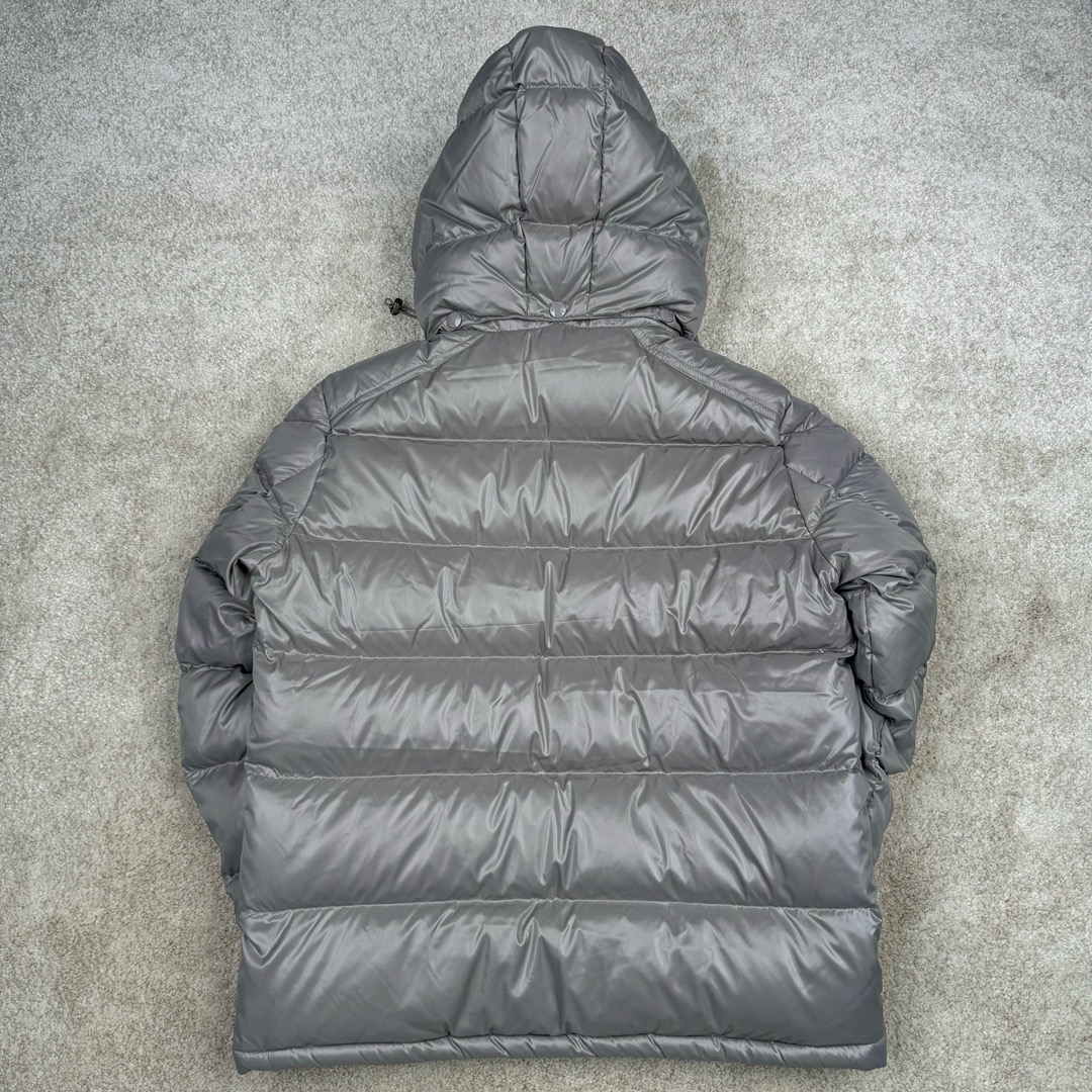 图片[2]-Moncler Maya蒙口玛雅系列连帽短款羽绒服 帽子可拆卸 原版购入开发 定织油面面料防风防水且保暖 采用国标90白鸭绒 充绒量达到300克左右 网上那些上身图都是非常蓬松 鼓鼓的 我们这款穿在身上 绝对能达到那种效果 不做通货 更不卖通货！你买的放心 我卖的省心！ 原版一致NFC芯片版本 区分市面通货 所有五金纽扣 拉链 卡扣全都是按照原版开模定制 均带有蒙家的字母Logo 水洗标都带NFC芯片 区分市面通货版本！白色粉色 是女款 门禁拉链头是扁方形 侧面是带Mon cler字母logo的！黑色和大象灰是男女同款 门禁拉链头是圆形带Logo的 不是错版 不是错版 正品就是如此！帽子可拆卸 可当立领羽绒服 且帽子最顶层有松紧绳和卡扣 可调整锁紧！衣服腰部下摆也是带卡扣松紧调节的 完美还原原版任何细节！手臂上的刺绣 请看实拍 白灵达绣花机刺绣而成 绣这种简单图形 用这种进口绣花机 等于就是高射炮打蚊子 一点压力都没有！大厂精湛的缝纫工艺 整件衣服上身 绝对质感拉满 鼓鼓的 保暖效果也倍儿棒！ 尺码： 1码胸围114 肩宽49 衣长69 袖长63 2码胸围118 肩宽50 衣长71 袖长64 3码胸围122 肩宽51 衣长72 袖长65 4码胸围126 肩宽52 衣长74 袖长66 5码胸围130 肩宽53 衣长75 袖长67 6码胸围134 肩宽54 衣长77 袖长69-选品中心