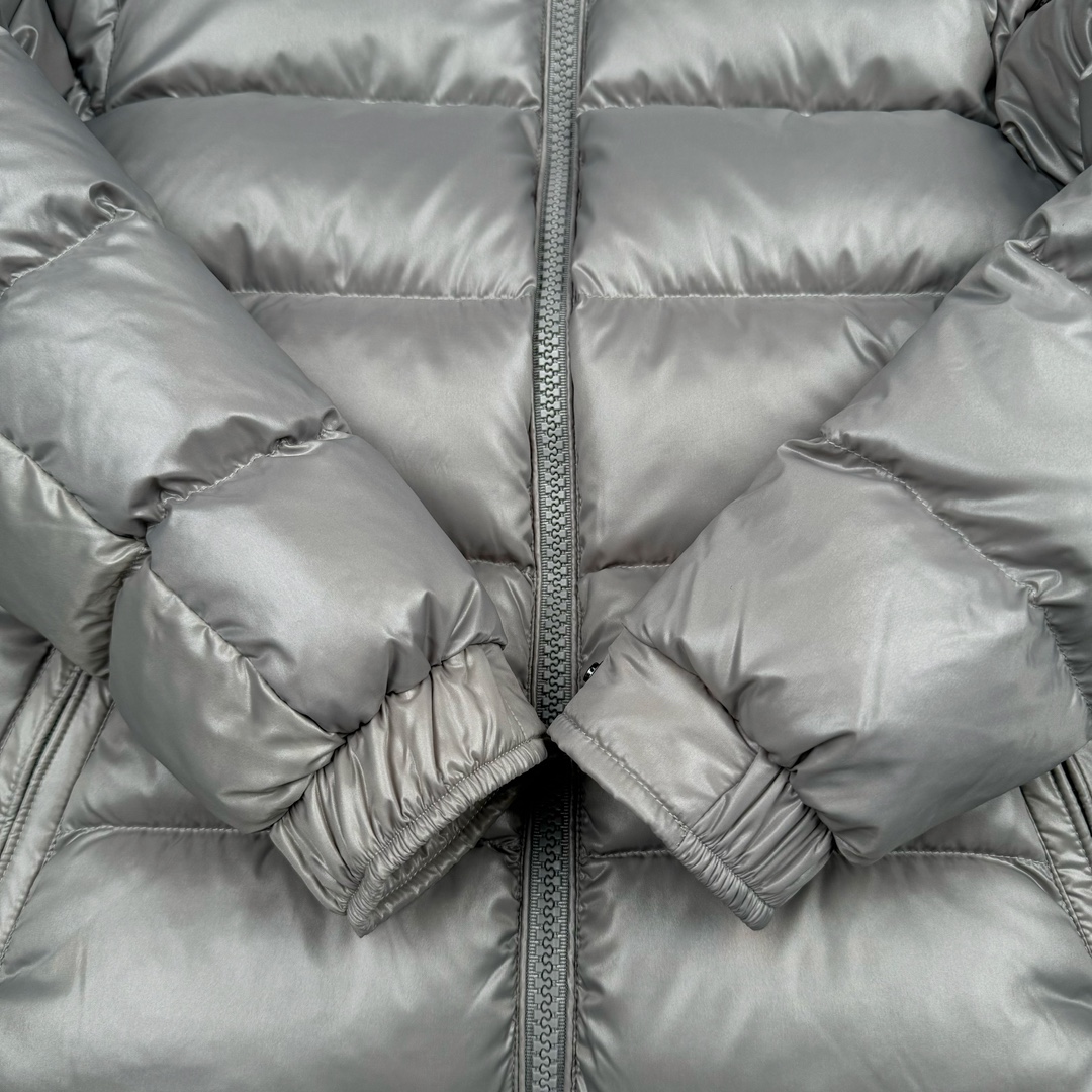 图片[8]-Moncler Maya蒙口玛雅系列连帽短款羽绒服 帽子可拆卸 原版购入开发 定织油面面料防风防水且保暖 采用国标90白鸭绒 充绒量达到300克左右 网上那些上身图都是非常蓬松 鼓鼓的 我们这款穿在身上 绝对能达到那种效果 不做通货 更不卖通货！你买的放心 我卖的省心！ 原版一致NFC芯片版本 区分市面通货 所有五金纽扣 拉链 卡扣全都是按照原版开模定制 均带有蒙家的字母Logo 水洗标都带NFC芯片 区分市面通货版本！白色粉色 是女款 门禁拉链头是扁方形 侧面是带Mon cler字母logo的！黑色和大象灰是男女同款 门禁拉链头是圆形带Logo的 不是错版 不是错版 正品就是如此！帽子可拆卸 可当立领羽绒服 且帽子最顶层有松紧绳和卡扣 可调整锁紧！衣服腰部下摆也是带卡扣松紧调节的 完美还原原版任何细节！手臂上的刺绣 请看实拍 白灵达绣花机刺绣而成 绣这种简单图形 用这种进口绣花机 等于就是高射炮打蚊子 一点压力都没有！大厂精湛的缝纫工艺 整件衣服上身 绝对质感拉满 鼓鼓的 保暖效果也倍儿棒！ 尺码： 1码胸围114 肩宽49 衣长69 袖长63 2码胸围118 肩宽50 衣长71 袖长64 3码胸围122 肩宽51 衣长72 袖长65 4码胸围126 肩宽52 衣长74 袖长66 5码胸围130 肩宽53 衣长75 袖长67 6码胸围134 肩宽54 衣长77 袖长69-选品中心