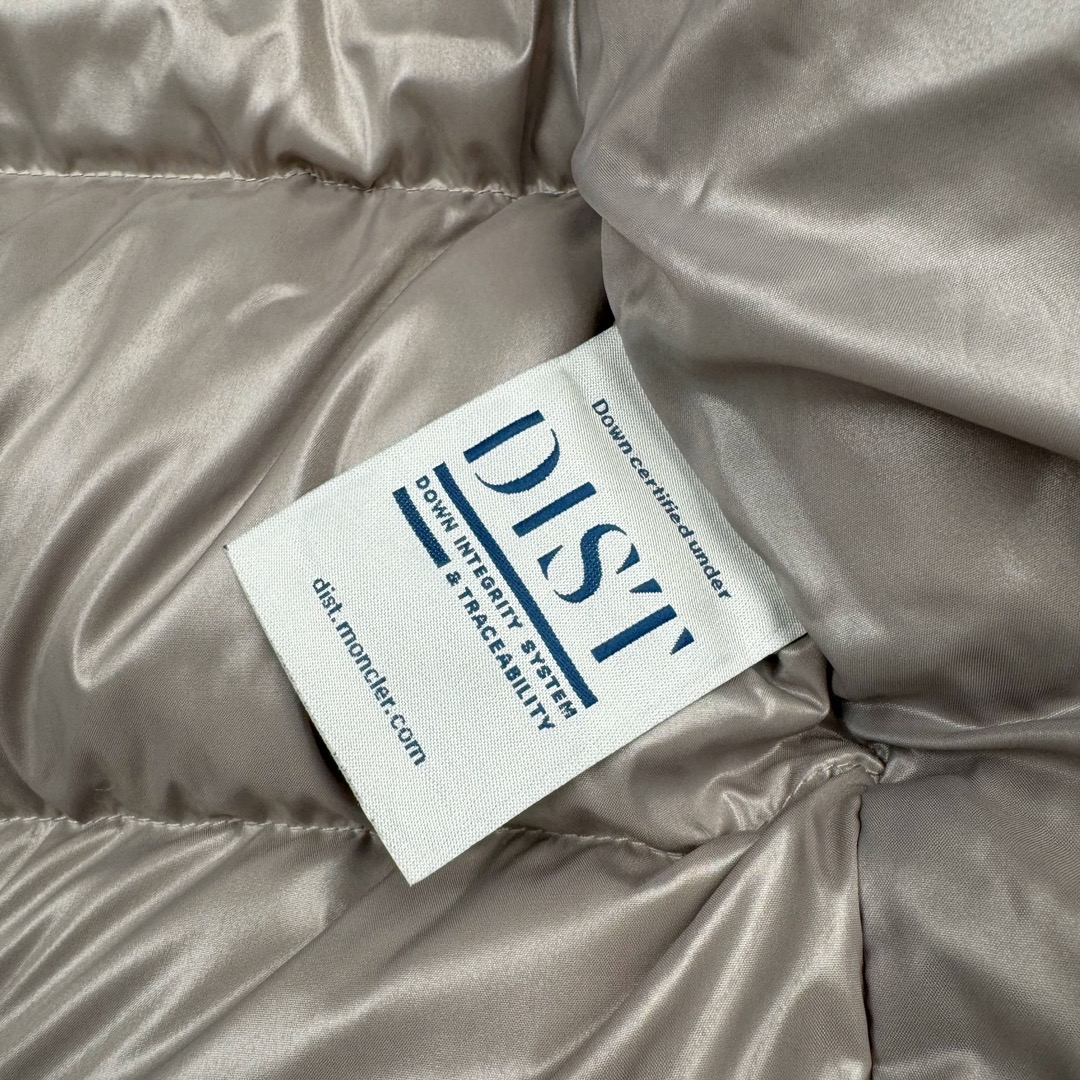 图片[12]-Moncler Maya蒙口玛雅系列连帽短款羽绒服 帽子可拆卸 原版购入开发 定织油面面料防风防水且保暖 采用国标90白鸭绒 充绒量达到300克左右 网上那些上身图都是非常蓬松 鼓鼓的 我们这款穿在身上 绝对能达到那种效果 不做通货 更不卖通货！你买的放心 我卖的省心！ 原版一致NFC芯片版本 区分市面通货 所有五金纽扣 拉链 卡扣全都是按照原版开模定制 均带有蒙家的字母Logo 水洗标都带NFC芯片 区分市面通货版本！白色粉色 是女款 门禁拉链头是扁方形 侧面是带Mon cler字母logo的！黑色和大象灰是男女同款 门禁拉链头是圆形带Logo的 不是错版 不是错版 正品就是如此！帽子可拆卸 可当立领羽绒服 且帽子最顶层有松紧绳和卡扣 可调整锁紧！衣服腰部下摆也是带卡扣松紧调节的 完美还原原版任何细节！手臂上的刺绣 请看实拍 白灵达绣花机刺绣而成 绣这种简单图形 用这种进口绣花机 等于就是高射炮打蚊子 一点压力都没有！大厂精湛的缝纫工艺 整件衣服上身 绝对质感拉满 鼓鼓的 保暖效果也倍儿棒！ 尺码： 1码胸围114 肩宽49 衣长69 袖长63 2码胸围118 肩宽50 衣长71 袖长64 3码胸围122 肩宽51 衣长72 袖长65 4码胸围126 肩宽52 衣长74 袖长66 5码胸围130 肩宽53 衣长75 袖长67 6码胸围134 肩宽54 衣长77 袖长69-选品中心