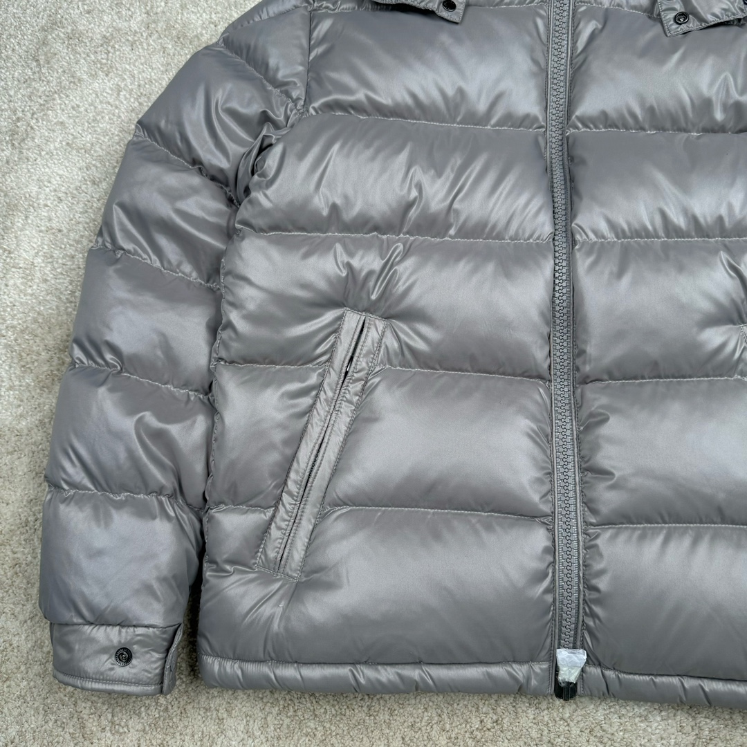 图片[5]-Moncler Maya蒙口玛雅系列连帽短款羽绒服 帽子可拆卸 原版购入开发 定织油面面料防风防水且保暖 采用国标90白鸭绒 充绒量达到300克左右 网上那些上身图都是非常蓬松 鼓鼓的 我们这款穿在身上 绝对能达到那种效果 不做通货 更不卖通货！你买的放心 我卖的省心！ 原版一致NFC芯片版本 区分市面通货 所有五金纽扣 拉链 卡扣全都是按照原版开模定制 均带有蒙家的字母Logo 水洗标都带NFC芯片 区分市面通货版本！白色粉色 是女款 门禁拉链头是扁方形 侧面是带Mon cler字母logo的！黑色和大象灰是男女同款 门禁拉链头是圆形带Logo的 不是错版 不是错版 正品就是如此！帽子可拆卸 可当立领羽绒服 且帽子最顶层有松紧绳和卡扣 可调整锁紧！衣服腰部下摆也是带卡扣松紧调节的 完美还原原版任何细节！手臂上的刺绣 请看实拍 白灵达绣花机刺绣而成 绣这种简单图形 用这种进口绣花机 等于就是高射炮打蚊子 一点压力都没有！大厂精湛的缝纫工艺 整件衣服上身 绝对质感拉满 鼓鼓的 保暖效果也倍儿棒！ 尺码： 1码胸围114 肩宽49 衣长69 袖长63 2码胸围118 肩宽50 衣长71 袖长64 3码胸围122 肩宽51 衣长72 袖长65 4码胸围126 肩宽52 衣长74 袖长66 5码胸围130 肩宽53 衣长75 袖长67 6码胸围134 肩宽54 衣长77 袖长69-选品中心