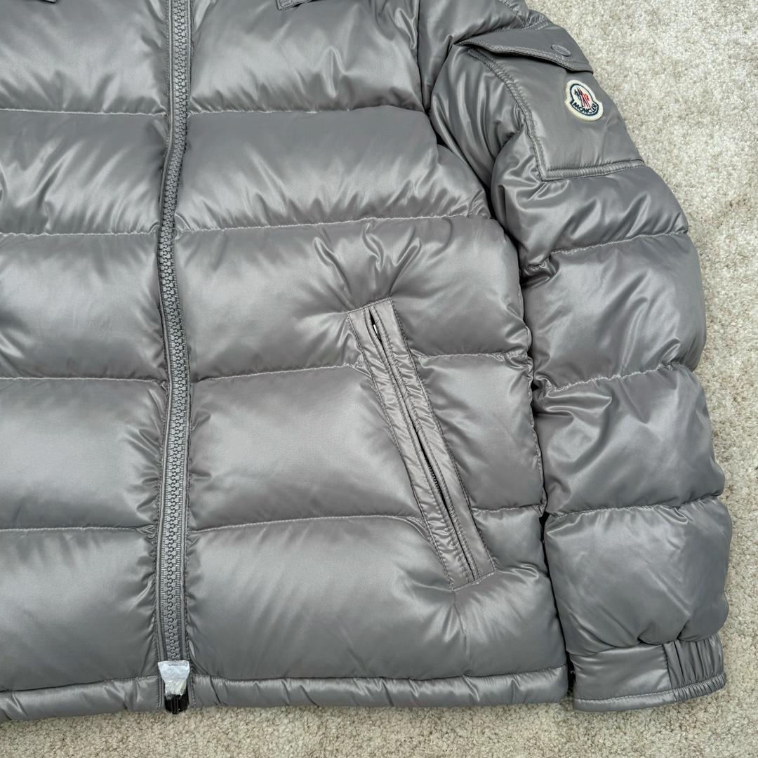 图片[6]-Moncler Maya蒙口玛雅系列连帽短款羽绒服 帽子可拆卸 原版购入开发 定织油面面料防风防水且保暖 采用国标90白鸭绒 充绒量达到300克左右 网上那些上身图都是非常蓬松 鼓鼓的 我们这款穿在身上 绝对能达到那种效果 不做通货 更不卖通货！你买的放心 我卖的省心！ 原版一致NFC芯片版本 区分市面通货 所有五金纽扣 拉链 卡扣全都是按照原版开模定制 均带有蒙家的字母Logo 水洗标都带NFC芯片 区分市面通货版本！白色粉色 是女款 门禁拉链头是扁方形 侧面是带Mon cler字母logo的！黑色和大象灰是男女同款 门禁拉链头是圆形带Logo的 不是错版 不是错版 正品就是如此！帽子可拆卸 可当立领羽绒服 且帽子最顶层有松紧绳和卡扣 可调整锁紧！衣服腰部下摆也是带卡扣松紧调节的 完美还原原版任何细节！手臂上的刺绣 请看实拍 白灵达绣花机刺绣而成 绣这种简单图形 用这种进口绣花机 等于就是高射炮打蚊子 一点压力都没有！大厂精湛的缝纫工艺 整件衣服上身 绝对质感拉满 鼓鼓的 保暖效果也倍儿棒！ 尺码： 1码胸围114 肩宽49 衣长69 袖长63 2码胸围118 肩宽50 衣长71 袖长64 3码胸围122 肩宽51 衣长72 袖长65 4码胸围126 肩宽52 衣长74 袖长66 5码胸围130 肩宽53 衣长75 袖长67 6码胸围134 肩宽54 衣长77 袖长69-选品中心