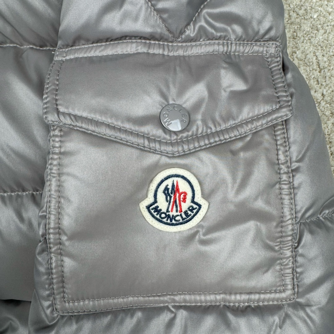 图片[9]-Moncler Maya蒙口玛雅系列连帽短款羽绒服 帽子可拆卸 原版购入开发 定织油面面料防风防水且保暖 采用国标90白鸭绒 充绒量达到300克左右 网上那些上身图都是非常蓬松 鼓鼓的 我们这款穿在身上 绝对能达到那种效果 不做通货 更不卖通货！你买的放心 我卖的省心！ 原版一致NFC芯片版本 区分市面通货 所有五金纽扣 拉链 卡扣全都是按照原版开模定制 均带有蒙家的字母Logo 水洗标都带NFC芯片 区分市面通货版本！白色粉色 是女款 门禁拉链头是扁方形 侧面是带Mon cler字母logo的！黑色和大象灰是男女同款 门禁拉链头是圆形带Logo的 不是错版 不是错版 正品就是如此！帽子可拆卸 可当立领羽绒服 且帽子最顶层有松紧绳和卡扣 可调整锁紧！衣服腰部下摆也是带卡扣松紧调节的 完美还原原版任何细节！手臂上的刺绣 请看实拍 白灵达绣花机刺绣而成 绣这种简单图形 用这种进口绣花机 等于就是高射炮打蚊子 一点压力都没有！大厂精湛的缝纫工艺 整件衣服上身 绝对质感拉满 鼓鼓的 保暖效果也倍儿棒！ 尺码： 1码胸围114 肩宽49 衣长69 袖长63 2码胸围118 肩宽50 衣长71 袖长64 3码胸围122 肩宽51 衣长72 袖长65 4码胸围126 肩宽52 衣长74 袖长66 5码胸围130 肩宽53 衣长75 袖长67 6码胸围134 肩宽54 衣长77 袖长69-选品中心