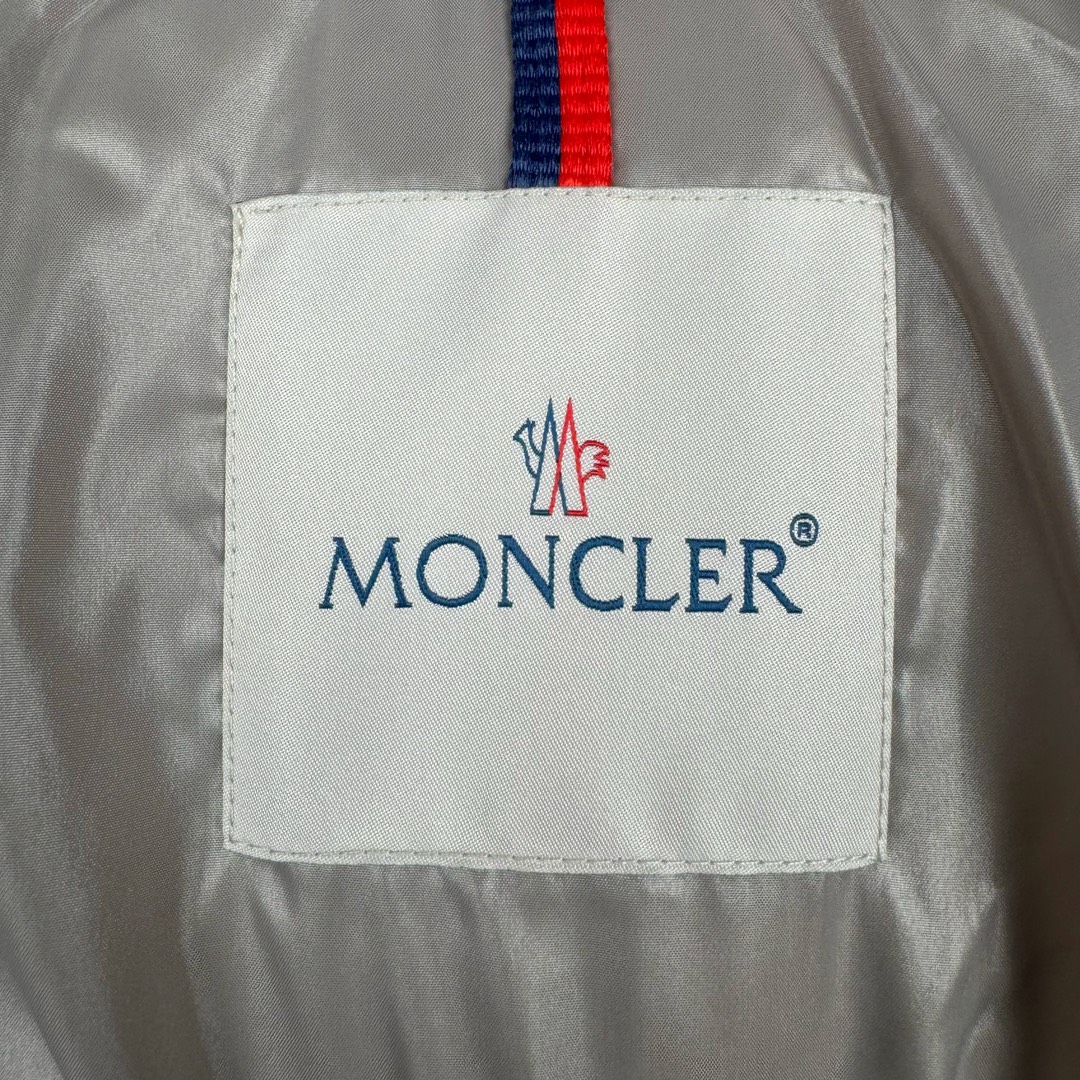 图片[13]-Moncler Maya蒙口玛雅系列连帽短款羽绒服 帽子可拆卸 原版购入开发 定织油面面料防风防水且保暖 采用国标90白鸭绒 充绒量达到300克左右 网上那些上身图都是非常蓬松 鼓鼓的 我们这款穿在身上 绝对能达到那种效果 不做通货 更不卖通货！你买的放心 我卖的省心！ 原版一致NFC芯片版本 区分市面通货 所有五金纽扣 拉链 卡扣全都是按照原版开模定制 均带有蒙家的字母Logo 水洗标都带NFC芯片 区分市面通货版本！白色粉色 是女款 门禁拉链头是扁方形 侧面是带Mon cler字母logo的！黑色和大象灰是男女同款 门禁拉链头是圆形带Logo的 不是错版 不是错版 正品就是如此！帽子可拆卸 可当立领羽绒服 且帽子最顶层有松紧绳和卡扣 可调整锁紧！衣服腰部下摆也是带卡扣松紧调节的 完美还原原版任何细节！手臂上的刺绣 请看实拍 白灵达绣花机刺绣而成 绣这种简单图形 用这种进口绣花机 等于就是高射炮打蚊子 一点压力都没有！大厂精湛的缝纫工艺 整件衣服上身 绝对质感拉满 鼓鼓的 保暖效果也倍儿棒！ 尺码： 1码胸围114 肩宽49 衣长69 袖长63 2码胸围118 肩宽50 衣长71 袖长64 3码胸围122 肩宽51 衣长72 袖长65 4码胸围126 肩宽52 衣长74 袖长66 5码胸围130 肩宽53 衣长75 袖长67 6码胸围134 肩宽54 衣长77 袖长69-选品中心