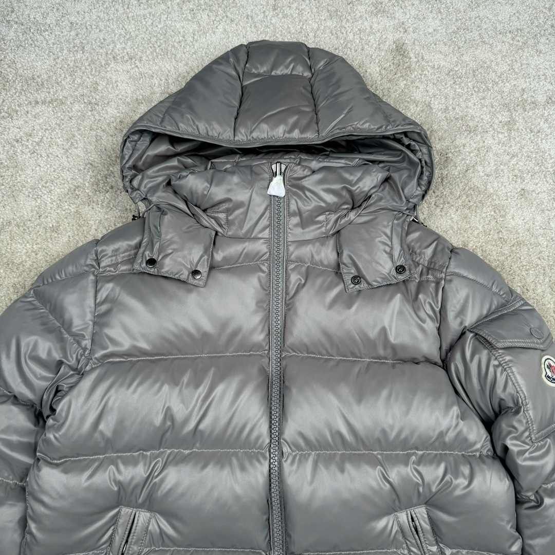图片[4]-Moncler Maya蒙口玛雅系列连帽短款羽绒服 帽子可拆卸 原版购入开发 定织油面面料防风防水且保暖 采用国标90白鸭绒 充绒量达到300克左右 网上那些上身图都是非常蓬松 鼓鼓的 我们这款穿在身上 绝对能达到那种效果 不做通货 更不卖通货！你买的放心 我卖的省心！ 原版一致NFC芯片版本 区分市面通货 所有五金纽扣 拉链 卡扣全都是按照原版开模定制 均带有蒙家的字母Logo 水洗标都带NFC芯片 区分市面通货版本！白色粉色 是女款 门禁拉链头是扁方形 侧面是带Mon cler字母logo的！黑色和大象灰是男女同款 门禁拉链头是圆形带Logo的 不是错版 不是错版 正品就是如此！帽子可拆卸 可当立领羽绒服 且帽子最顶层有松紧绳和卡扣 可调整锁紧！衣服腰部下摆也是带卡扣松紧调节的 完美还原原版任何细节！手臂上的刺绣 请看实拍 白灵达绣花机刺绣而成 绣这种简单图形 用这种进口绣花机 等于就是高射炮打蚊子 一点压力都没有！大厂精湛的缝纫工艺 整件衣服上身 绝对质感拉满 鼓鼓的 保暖效果也倍儿棒！ 尺码： 1码胸围114 肩宽49 衣长69 袖长63 2码胸围118 肩宽50 衣长71 袖长64 3码胸围122 肩宽51 衣长72 袖长65 4码胸围126 肩宽52 衣长74 袖长66 5码胸围130 肩宽53 衣长75 袖长67 6码胸围134 肩宽54 衣长77 袖长69-选品中心
