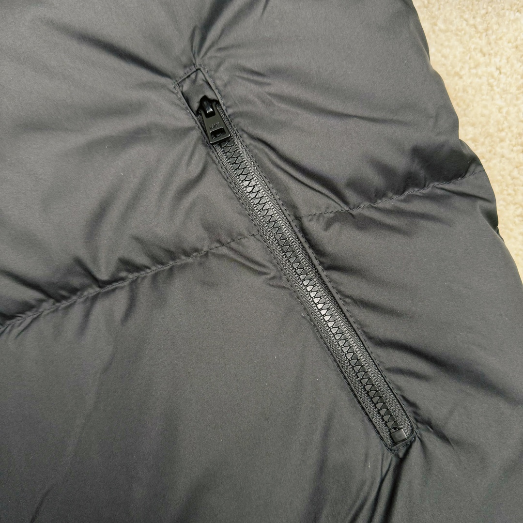 图片[10]-𝐌𝐋𝐁 24FW 美拉德色系波士顿红袜队肯豆同款 小标logo立领短款羽绒服 🔝配色：黑色 白色 棕色 🔝尺码：XS S M L XL XXL 🔝3月购入正品开版，1：1制作。市面最强版本，所有五金均为定制。完美还原zp 🔝MLB 冬季短款羽绒服 过冬首选云朵般透气 云朵般轻薄 云朵般亲肤 是你肉眼可见的蓬松质感，零下十几度穿着也没问题，采用国标80白鸭绒，轻盈保暖，无惧寒风 。MLB是韩国F&F旗下潮流服装品牌，拥有150年历史的经典传统，是街头文化和国际生活方式的领导者。MLB 拥有包括男装、女装、童装、配饰 在内的全品类服饰，提供覆盖各性别、各年龄层、From HeadtoToe的穿搭装备。其产品结合了韩国的时尚造型与质感，展现了运动服饰也可以兼具时尚潮流的风格。在产品设计上，MLB不仅融合了美国职业棒球大联盟的各当家球队，更结合了棒球运动中的各个元素。 🔝产品工艺： 采用国标80白鸭绒 1⃣️国标80%白鸭绒，市面独家使用顶级羽绒，绝不吹虚鹅绒等一系列的错误理解 2⃣️ 面料： 100% 锦纶; 里料： 100% 锦纶 ，市面最顶级没有之一，一切遵照原版定制。 3️⃣原代加工厂出品电镀五金，全部原厂定制，非市场各类复刻版-选品中心