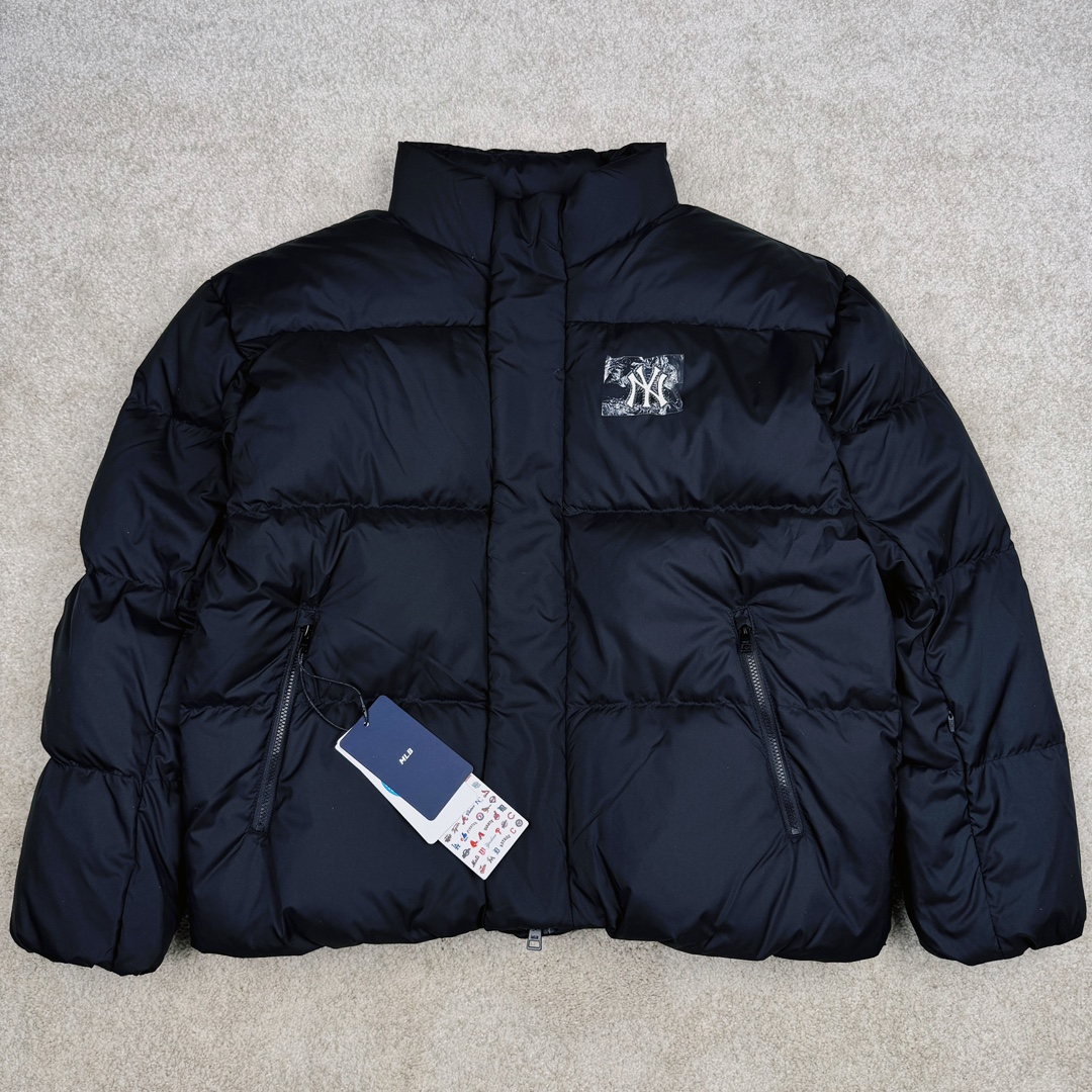 𝐌𝐋𝐁 24FW 美拉德色系波士顿红袜队肯豆同款 小标logo立领短款羽绒服 🔝配色：黑色 白色 棕色 🔝尺码：XS S M L XL XXL 🔝3月购入正品开版，1：1制作。市面最强版本，所有五金均为定制。完美还原zp 🔝MLB 冬季短款羽绒服 过冬首选云朵般透气 云朵般轻薄 云朵般亲肤 是你肉眼可见的蓬松质感，零下十几度穿着也没问题，采用国标80白鸭绒，轻盈保暖，无惧寒风 。MLB是韩国F&F旗下潮流服装品牌，拥有150年历史的经典传统，是街头文化和国际生活方式的领导者。MLB 拥有包括男装、女装、童装、配饰 在内的全品类服饰，提供覆盖各性别、各年龄层、From HeadtoToe的穿搭装备。其产品结合了韩国的时尚造型与质感，展现了运动服饰也可以兼具时尚潮流的风格。在产品设计上，MLB不仅融合了美国职业棒球大联盟的各当家球队，更结合了棒球运动中的各个元素。 🔝产品工艺： 采用国标80白鸭绒 1⃣️国标80%白鸭绒，市面独家使用顶级羽绒，绝不吹虚鹅绒等一系列的错误理解 2⃣️ 面料： 100% 锦纶; 里料： 100% 锦纶 ，市面最顶级没有之一，一切遵照原版定制。 3️⃣原代加工厂出品电镀五金，全部原厂定制，非市场各类复刻版-选品中心