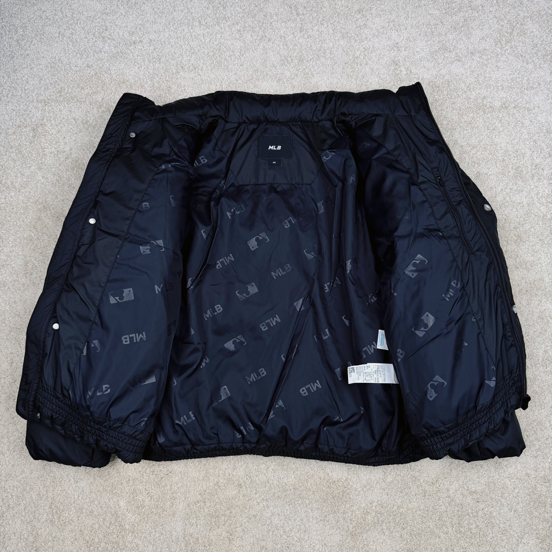 图片[3]-𝐌𝐋𝐁 24FW 美拉德色系波士顿红袜队肯豆同款 小标logo立领短款羽绒服 🔝配色：黑色 白色 棕色 🔝尺码：XS S M L XL XXL 🔝3月购入正品开版，1：1制作。市面最强版本，所有五金均为定制。完美还原zp 🔝MLB 冬季短款羽绒服 过冬首选云朵般透气 云朵般轻薄 云朵般亲肤 是你肉眼可见的蓬松质感，零下十几度穿着也没问题，采用国标80白鸭绒，轻盈保暖，无惧寒风 。MLB是韩国F&F旗下潮流服装品牌，拥有150年历史的经典传统，是街头文化和国际生活方式的领导者。MLB 拥有包括男装、女装、童装、配饰 在内的全品类服饰，提供覆盖各性别、各年龄层、From HeadtoToe的穿搭装备。其产品结合了韩国的时尚造型与质感，展现了运动服饰也可以兼具时尚潮流的风格。在产品设计上，MLB不仅融合了美国职业棒球大联盟的各当家球队，更结合了棒球运动中的各个元素。 🔝产品工艺： 采用国标80白鸭绒 1⃣️国标80%白鸭绒，市面独家使用顶级羽绒，绝不吹虚鹅绒等一系列的错误理解 2⃣️ 面料： 100% 锦纶; 里料： 100% 锦纶 ，市面最顶级没有之一，一切遵照原版定制。 3️⃣原代加工厂出品电镀五金，全部原厂定制，非市场各类复刻版-选品中心