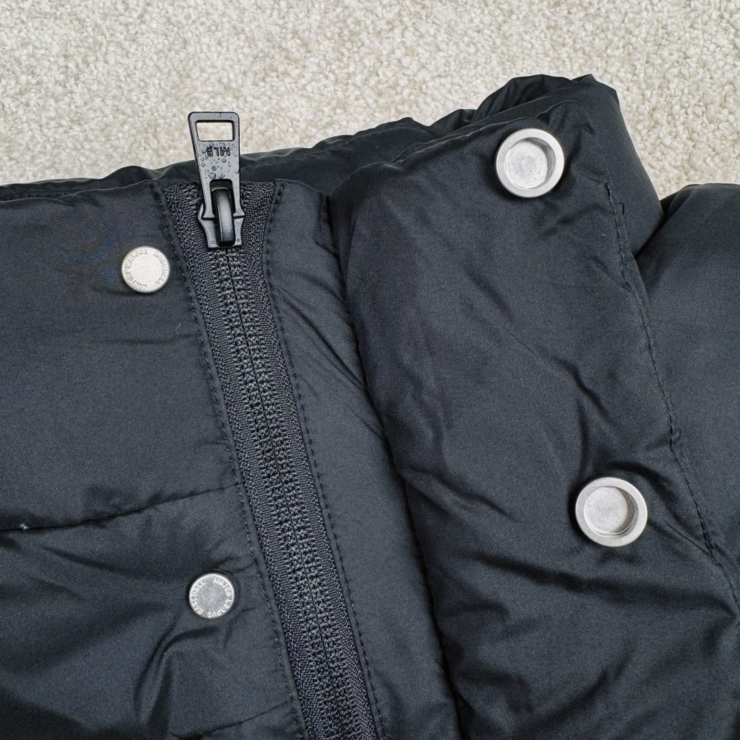 图片[7]-𝐌𝐋𝐁 24FW 美拉德色系波士顿红袜队肯豆同款 小标logo立领短款羽绒服 🔝配色：黑色 白色 棕色 🔝尺码：XS S M L XL XXL 🔝3月购入正品开版，1：1制作。市面最强版本，所有五金均为定制。完美还原zp 🔝MLB 冬季短款羽绒服 过冬首选云朵般透气 云朵般轻薄 云朵般亲肤 是你肉眼可见的蓬松质感，零下十几度穿着也没问题，采用国标80白鸭绒，轻盈保暖，无惧寒风 。MLB是韩国F&F旗下潮流服装品牌，拥有150年历史的经典传统，是街头文化和国际生活方式的领导者。MLB 拥有包括男装、女装、童装、配饰 在内的全品类服饰，提供覆盖各性别、各年龄层、From HeadtoToe的穿搭装备。其产品结合了韩国的时尚造型与质感，展现了运动服饰也可以兼具时尚潮流的风格。在产品设计上，MLB不仅融合了美国职业棒球大联盟的各当家球队，更结合了棒球运动中的各个元素。 🔝产品工艺： 采用国标80白鸭绒 1⃣️国标80%白鸭绒，市面独家使用顶级羽绒，绝不吹虚鹅绒等一系列的错误理解 2⃣️ 面料： 100% 锦纶; 里料： 100% 锦纶 ，市面最顶级没有之一，一切遵照原版定制。 3️⃣原代加工厂出品电镀五金，全部原厂定制，非市场各类复刻版-选品中心