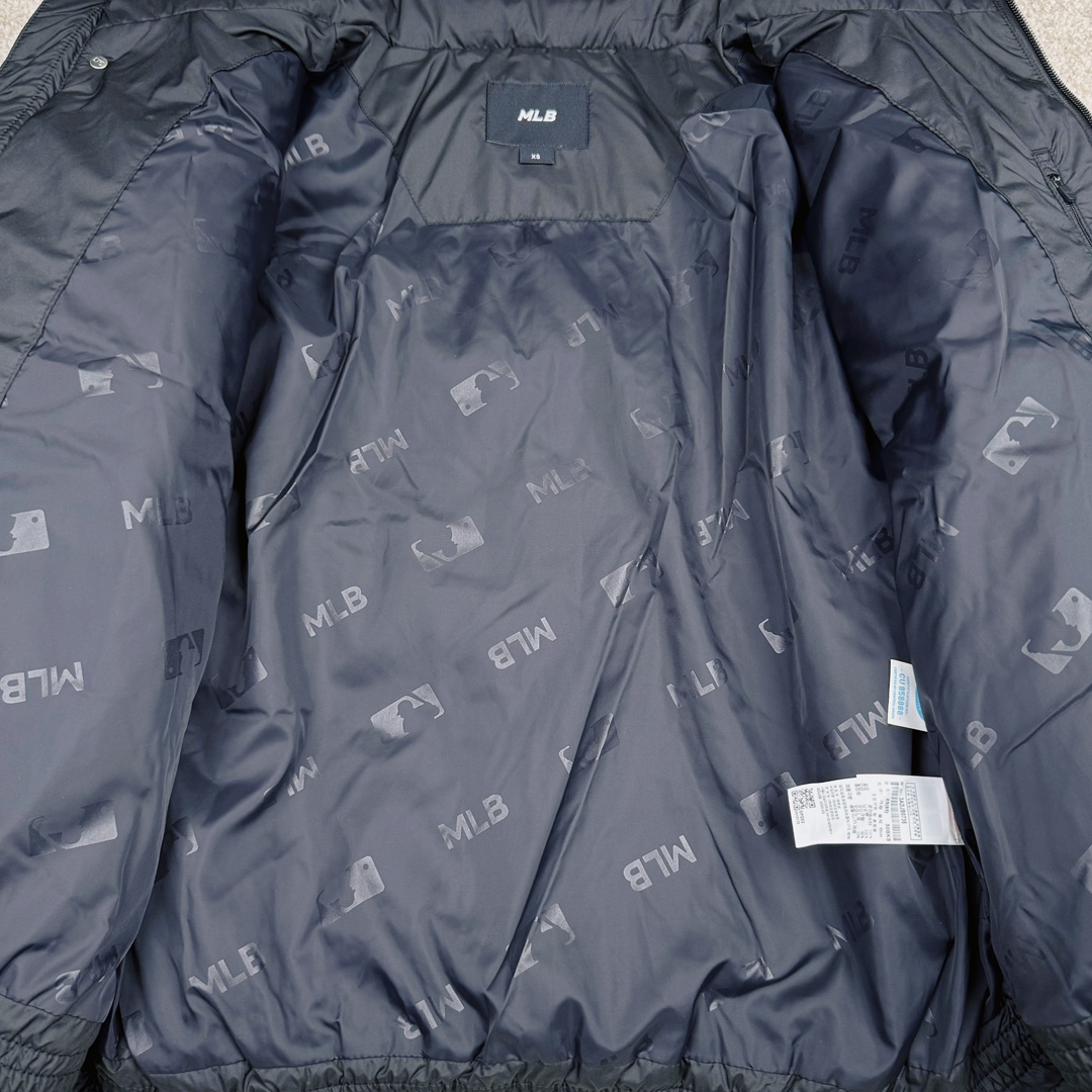 图片[15]-𝐌𝐋𝐁 24FW 美拉德色系波士顿红袜队肯豆同款 小标logo立领短款羽绒服 🔝配色：黑色 白色 棕色 🔝尺码：XS S M L XL XXL 🔝3月购入正品开版，1：1制作。市面最强版本，所有五金均为定制。完美还原zp 🔝MLB 冬季短款羽绒服 过冬首选云朵般透气 云朵般轻薄 云朵般亲肤 是你肉眼可见的蓬松质感，零下十几度穿着也没问题，采用国标80白鸭绒，轻盈保暖，无惧寒风 。MLB是韩国F&F旗下潮流服装品牌，拥有150年历史的经典传统，是街头文化和国际生活方式的领导者。MLB 拥有包括男装、女装、童装、配饰 在内的全品类服饰，提供覆盖各性别、各年龄层、From HeadtoToe的穿搭装备。其产品结合了韩国的时尚造型与质感，展现了运动服饰也可以兼具时尚潮流的风格。在产品设计上，MLB不仅融合了美国职业棒球大联盟的各当家球队，更结合了棒球运动中的各个元素。 🔝产品工艺： 采用国标80白鸭绒 1⃣️国标80%白鸭绒，市面独家使用顶级羽绒，绝不吹虚鹅绒等一系列的错误理解 2⃣️ 面料： 100% 锦纶; 里料： 100% 锦纶 ，市面最顶级没有之一，一切遵照原版定制。 3️⃣原代加工厂出品电镀五金，全部原厂定制，非市场各类复刻版-选品中心
