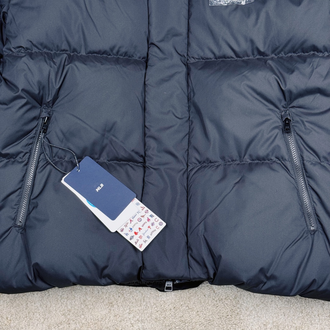 图片[13]-𝐌𝐋𝐁 24FW 美拉德色系波士顿红袜队肯豆同款 小标logo立领短款羽绒服 🔝配色：黑色 白色 棕色 🔝尺码：XS S M L XL XXL 🔝3月购入正品开版，1：1制作。市面最强版本，所有五金均为定制。完美还原zp 🔝MLB 冬季短款羽绒服 过冬首选云朵般透气 云朵般轻薄 云朵般亲肤 是你肉眼可见的蓬松质感，零下十几度穿着也没问题，采用国标80白鸭绒，轻盈保暖，无惧寒风 。MLB是韩国F&F旗下潮流服装品牌，拥有150年历史的经典传统，是街头文化和国际生活方式的领导者。MLB 拥有包括男装、女装、童装、配饰 在内的全品类服饰，提供覆盖各性别、各年龄层、From HeadtoToe的穿搭装备。其产品结合了韩国的时尚造型与质感，展现了运动服饰也可以兼具时尚潮流的风格。在产品设计上，MLB不仅融合了美国职业棒球大联盟的各当家球队，更结合了棒球运动中的各个元素。 🔝产品工艺： 采用国标80白鸭绒 1⃣️国标80%白鸭绒，市面独家使用顶级羽绒，绝不吹虚鹅绒等一系列的错误理解 2⃣️ 面料： 100% 锦纶; 里料： 100% 锦纶 ，市面最顶级没有之一，一切遵照原版定制。 3️⃣原代加工厂出品电镀五金，全部原厂定制，非市场各类复刻版-选品中心