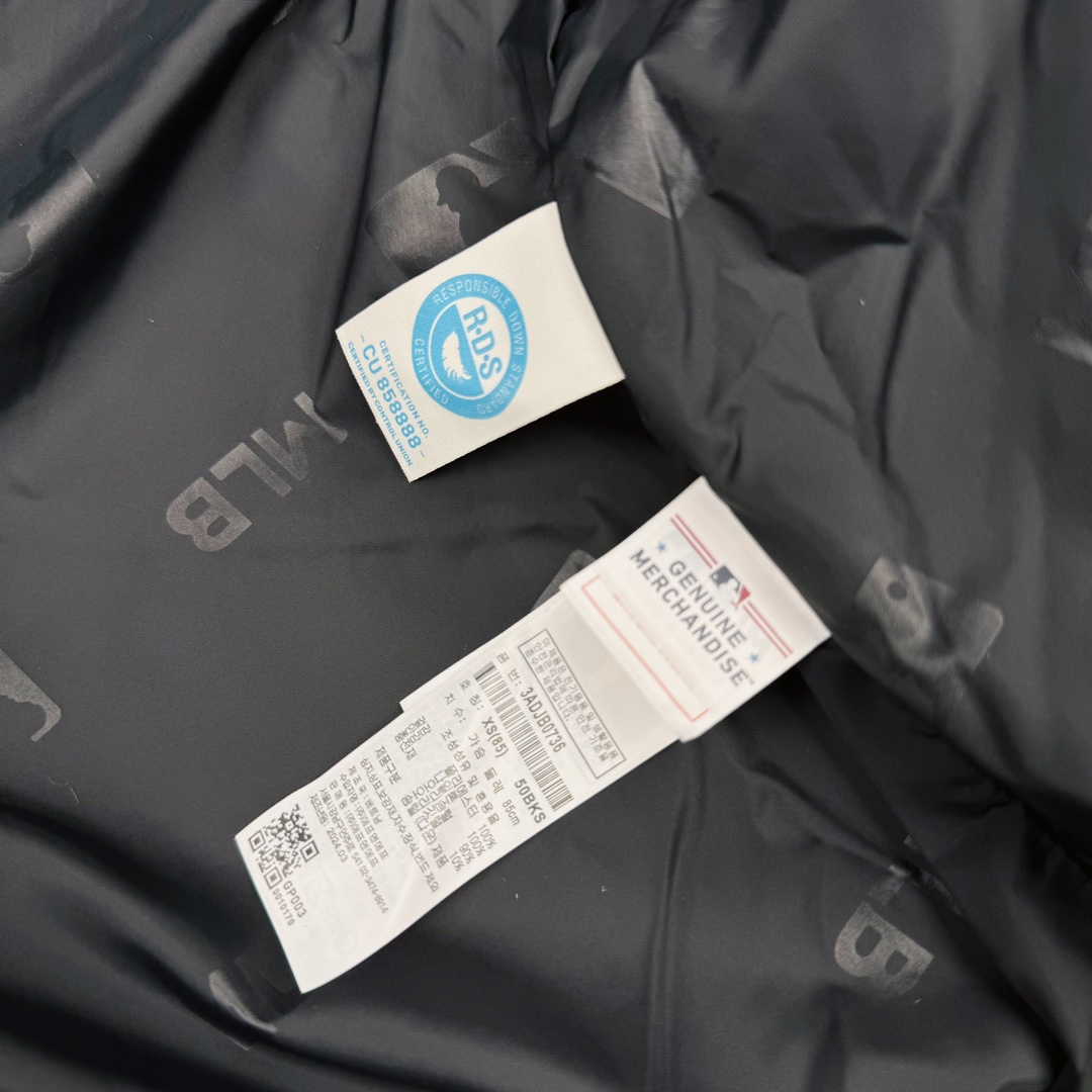 图片[8]-𝐌𝐋𝐁 24FW 美拉德色系波士顿红袜队肯豆同款 小标logo立领短款羽绒服 🔝配色：黑色 白色 棕色 🔝尺码：XS S M L XL XXL 🔝3月购入正品开版，1：1制作。市面最强版本，所有五金均为定制。完美还原zp 🔝MLB 冬季短款羽绒服 过冬首选云朵般透气 云朵般轻薄 云朵般亲肤 是你肉眼可见的蓬松质感，零下十几度穿着也没问题，采用国标80白鸭绒，轻盈保暖，无惧寒风 。MLB是韩国F&F旗下潮流服装品牌，拥有150年历史的经典传统，是街头文化和国际生活方式的领导者。MLB 拥有包括男装、女装、童装、配饰 在内的全品类服饰，提供覆盖各性别、各年龄层、From HeadtoToe的穿搭装备。其产品结合了韩国的时尚造型与质感，展现了运动服饰也可以兼具时尚潮流的风格。在产品设计上，MLB不仅融合了美国职业棒球大联盟的各当家球队，更结合了棒球运动中的各个元素。 🔝产品工艺： 采用国标80白鸭绒 1⃣️国标80%白鸭绒，市面独家使用顶级羽绒，绝不吹虚鹅绒等一系列的错误理解 2⃣️ 面料： 100% 锦纶; 里料： 100% 锦纶 ，市面最顶级没有之一，一切遵照原版定制。 3️⃣原代加工厂出品电镀五金，全部原厂定制，非市场各类复刻版-选品中心