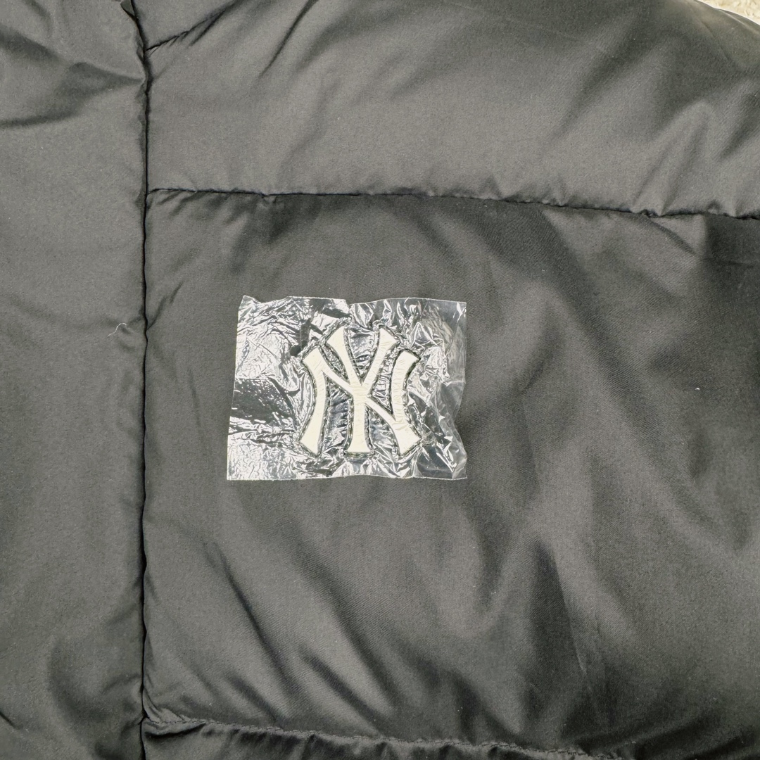 图片[9]-𝐌𝐋𝐁 24FW 美拉德色系波士顿红袜队肯豆同款 小标logo立领短款羽绒服 🔝配色：黑色 白色 棕色 🔝尺码：XS S M L XL XXL 🔝3月购入正品开版，1：1制作。市面最强版本，所有五金均为定制。完美还原zp 🔝MLB 冬季短款羽绒服 过冬首选云朵般透气 云朵般轻薄 云朵般亲肤 是你肉眼可见的蓬松质感，零下十几度穿着也没问题，采用国标80白鸭绒，轻盈保暖，无惧寒风 。MLB是韩国F&F旗下潮流服装品牌，拥有150年历史的经典传统，是街头文化和国际生活方式的领导者。MLB 拥有包括男装、女装、童装、配饰 在内的全品类服饰，提供覆盖各性别、各年龄层、From HeadtoToe的穿搭装备。其产品结合了韩国的时尚造型与质感，展现了运动服饰也可以兼具时尚潮流的风格。在产品设计上，MLB不仅融合了美国职业棒球大联盟的各当家球队，更结合了棒球运动中的各个元素。 🔝产品工艺： 采用国标80白鸭绒 1⃣️国标80%白鸭绒，市面独家使用顶级羽绒，绝不吹虚鹅绒等一系列的错误理解 2⃣️ 面料： 100% 锦纶; 里料： 100% 锦纶 ，市面最顶级没有之一，一切遵照原版定制。 3️⃣原代加工厂出品电镀五金，全部原厂定制，非市场各类复刻版-选品中心