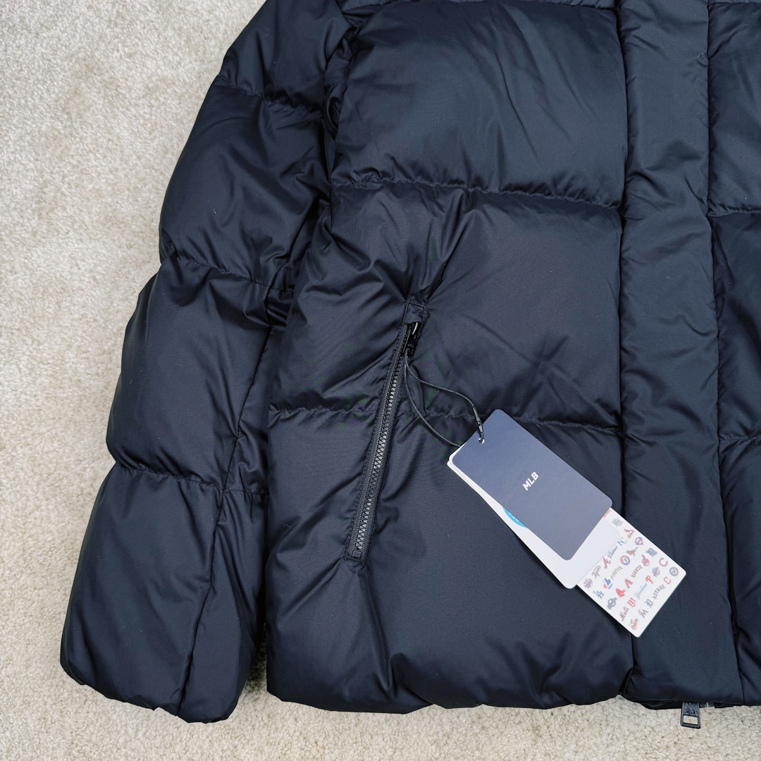 图片[6]-𝐌𝐋𝐁 24FW 美拉德色系波士顿红袜队肯豆同款 小标logo立领短款羽绒服 🔝配色：黑色 白色 棕色 🔝尺码：XS S M L XL XXL 🔝3月购入正品开版，1：1制作。市面最强版本，所有五金均为定制。完美还原zp 🔝MLB 冬季短款羽绒服 过冬首选云朵般透气 云朵般轻薄 云朵般亲肤 是你肉眼可见的蓬松质感，零下十几度穿着也没问题，采用国标80白鸭绒，轻盈保暖，无惧寒风 。MLB是韩国F&F旗下潮流服装品牌，拥有150年历史的经典传统，是街头文化和国际生活方式的领导者。MLB 拥有包括男装、女装、童装、配饰 在内的全品类服饰，提供覆盖各性别、各年龄层、From HeadtoToe的穿搭装备。其产品结合了韩国的时尚造型与质感，展现了运动服饰也可以兼具时尚潮流的风格。在产品设计上，MLB不仅融合了美国职业棒球大联盟的各当家球队，更结合了棒球运动中的各个元素。 🔝产品工艺： 采用国标80白鸭绒 1⃣️国标80%白鸭绒，市面独家使用顶级羽绒，绝不吹虚鹅绒等一系列的错误理解 2⃣️ 面料： 100% 锦纶; 里料： 100% 锦纶 ，市面最顶级没有之一，一切遵照原版定制。 3️⃣原代加工厂出品电镀五金，全部原厂定制，非市场各类复刻版-选品中心