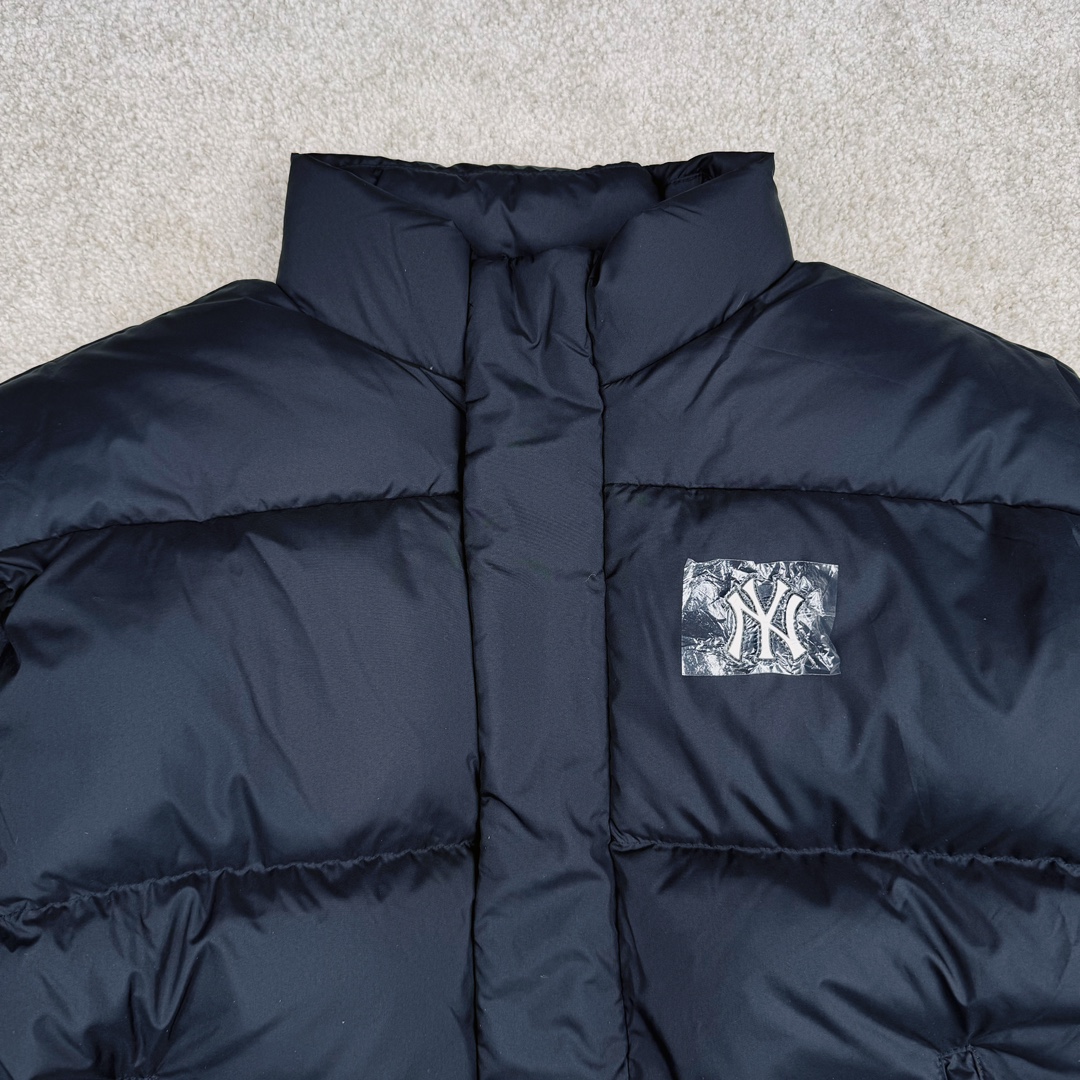 图片[4]-𝐌𝐋𝐁 24FW 美拉德色系波士顿红袜队肯豆同款 小标logo立领短款羽绒服 🔝配色：黑色 白色 棕色 🔝尺码：XS S M L XL XXL 🔝3月购入正品开版，1：1制作。市面最强版本，所有五金均为定制。完美还原zp 🔝MLB 冬季短款羽绒服 过冬首选云朵般透气 云朵般轻薄 云朵般亲肤 是你肉眼可见的蓬松质感，零下十几度穿着也没问题，采用国标80白鸭绒，轻盈保暖，无惧寒风 。MLB是韩国F&F旗下潮流服装品牌，拥有150年历史的经典传统，是街头文化和国际生活方式的领导者。MLB 拥有包括男装、女装、童装、配饰 在内的全品类服饰，提供覆盖各性别、各年龄层、From HeadtoToe的穿搭装备。其产品结合了韩国的时尚造型与质感，展现了运动服饰也可以兼具时尚潮流的风格。在产品设计上，MLB不仅融合了美国职业棒球大联盟的各当家球队，更结合了棒球运动中的各个元素。 🔝产品工艺： 采用国标80白鸭绒 1⃣️国标80%白鸭绒，市面独家使用顶级羽绒，绝不吹虚鹅绒等一系列的错误理解 2⃣️ 面料： 100% 锦纶; 里料： 100% 锦纶 ，市面最顶级没有之一，一切遵照原版定制。 3️⃣原代加工厂出品电镀五金，全部原厂定制，非市场各类复刻版-选品中心