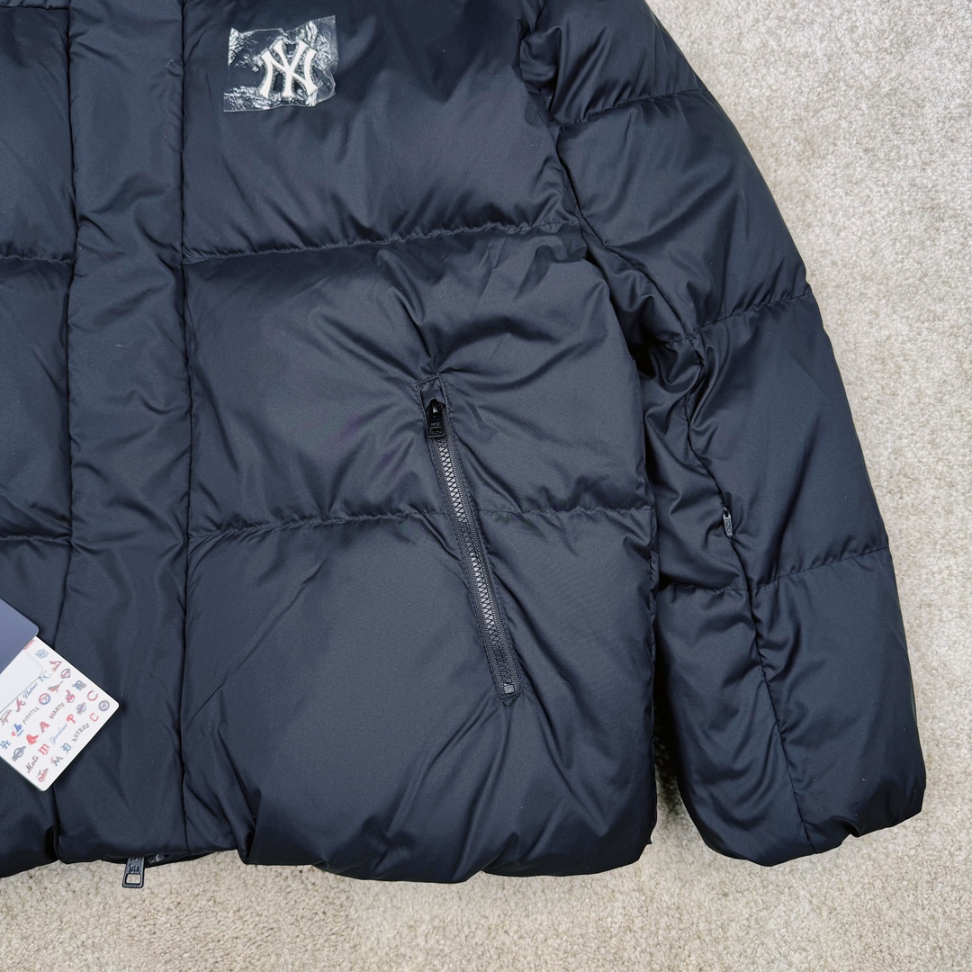 图片[5]-𝐌𝐋𝐁 24FW 美拉德色系波士顿红袜队肯豆同款 小标logo立领短款羽绒服 🔝配色：黑色 白色 棕色 🔝尺码：XS S M L XL XXL 🔝3月购入正品开版，1：1制作。市面最强版本，所有五金均为定制。完美还原zp 🔝MLB 冬季短款羽绒服 过冬首选云朵般透气 云朵般轻薄 云朵般亲肤 是你肉眼可见的蓬松质感，零下十几度穿着也没问题，采用国标80白鸭绒，轻盈保暖，无惧寒风 。MLB是韩国F&F旗下潮流服装品牌，拥有150年历史的经典传统，是街头文化和国际生活方式的领导者。MLB 拥有包括男装、女装、童装、配饰 在内的全品类服饰，提供覆盖各性别、各年龄层、From HeadtoToe的穿搭装备。其产品结合了韩国的时尚造型与质感，展现了运动服饰也可以兼具时尚潮流的风格。在产品设计上，MLB不仅融合了美国职业棒球大联盟的各当家球队，更结合了棒球运动中的各个元素。 🔝产品工艺： 采用国标80白鸭绒 1⃣️国标80%白鸭绒，市面独家使用顶级羽绒，绝不吹虚鹅绒等一系列的错误理解 2⃣️ 面料： 100% 锦纶; 里料： 100% 锦纶 ，市面最顶级没有之一，一切遵照原版定制。 3️⃣原代加工厂出品电镀五金，全部原厂定制，非市场各类复刻版-选品中心