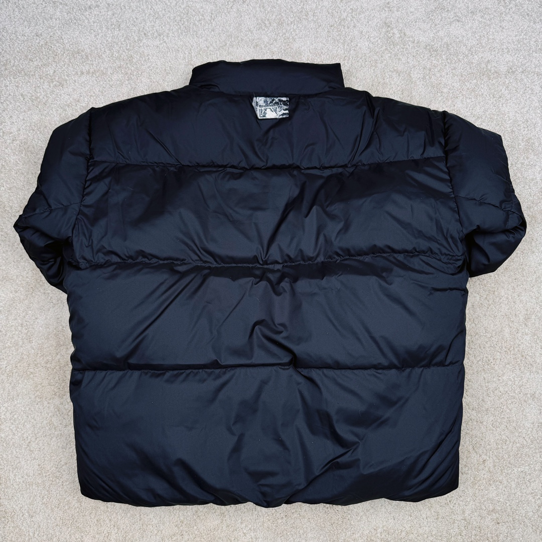 图片[2]-𝐌𝐋𝐁 24FW 美拉德色系波士顿红袜队肯豆同款 小标logo立领短款羽绒服 🔝配色：黑色 白色 棕色 🔝尺码：XS S M L XL XXL 🔝3月购入正品开版，1：1制作。市面最强版本，所有五金均为定制。完美还原zp 🔝MLB 冬季短款羽绒服 过冬首选云朵般透气 云朵般轻薄 云朵般亲肤 是你肉眼可见的蓬松质感，零下十几度穿着也没问题，采用国标80白鸭绒，轻盈保暖，无惧寒风 。MLB是韩国F&F旗下潮流服装品牌，拥有150年历史的经典传统，是街头文化和国际生活方式的领导者。MLB 拥有包括男装、女装、童装、配饰 在内的全品类服饰，提供覆盖各性别、各年龄层、From HeadtoToe的穿搭装备。其产品结合了韩国的时尚造型与质感，展现了运动服饰也可以兼具时尚潮流的风格。在产品设计上，MLB不仅融合了美国职业棒球大联盟的各当家球队，更结合了棒球运动中的各个元素。 🔝产品工艺： 采用国标80白鸭绒 1⃣️国标80%白鸭绒，市面独家使用顶级羽绒，绝不吹虚鹅绒等一系列的错误理解 2⃣️ 面料： 100% 锦纶; 里料： 100% 锦纶 ，市面最顶级没有之一，一切遵照原版定制。 3️⃣原代加工厂出品电镀五金，全部原厂定制，非市场各类复刻版-选品中心