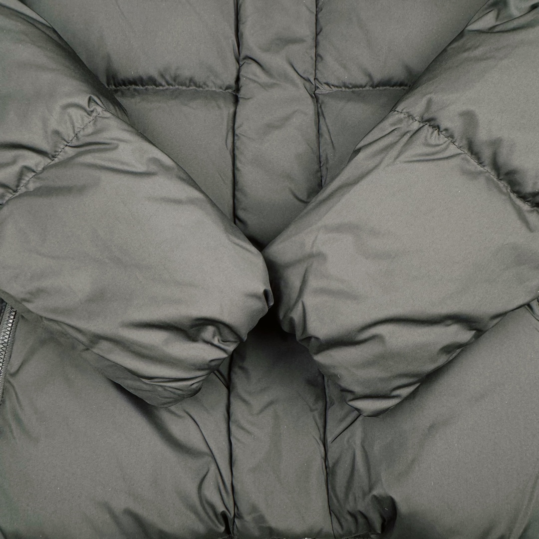 图片[11]-𝐌𝐋𝐁 24FW 美拉德色系波士顿红袜队肯豆同款 小标logo立领短款羽绒服 🔝配色：黑色 白色 棕色 🔝尺码：XS S M L XL XXL 🔝3月购入正品开版，1：1制作。市面最强版本，所有五金均为定制。完美还原zp 🔝MLB 冬季短款羽绒服 过冬首选云朵般透气 云朵般轻薄 云朵般亲肤 是你肉眼可见的蓬松质感，零下十几度穿着也没问题，采用国标80白鸭绒，轻盈保暖，无惧寒风 。MLB是韩国F&F旗下潮流服装品牌，拥有150年历史的经典传统，是街头文化和国际生活方式的领导者。MLB 拥有包括男装、女装、童装、配饰 在内的全品类服饰，提供覆盖各性别、各年龄层、From HeadtoToe的穿搭装备。其产品结合了韩国的时尚造型与质感，展现了运动服饰也可以兼具时尚潮流的风格。在产品设计上，MLB不仅融合了美国职业棒球大联盟的各当家球队，更结合了棒球运动中的各个元素。 🔝产品工艺： 采用国标80白鸭绒 1⃣️国标80%白鸭绒，市面独家使用顶级羽绒，绝不吹虚鹅绒等一系列的错误理解 2⃣️ 面料： 100% 锦纶; 里料： 100% 锦纶 ，市面最顶级没有之一，一切遵照原版定制。 3️⃣原代加工厂出品电镀五金，全部原厂定制，非市场各类复刻版-选品中心