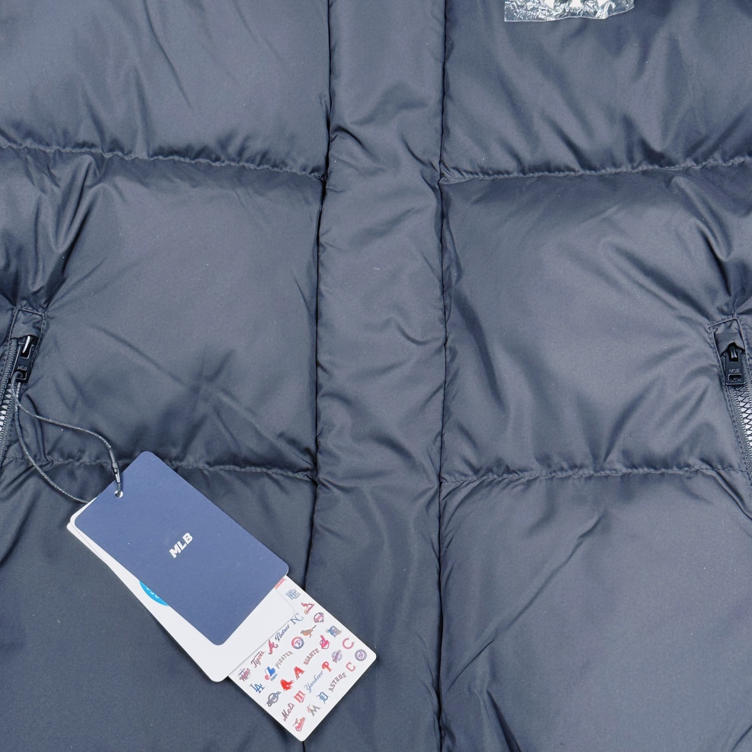 图片[12]-𝐌𝐋𝐁 24FW 美拉德色系波士顿红袜队肯豆同款 小标logo立领短款羽绒服 🔝配色：黑色 白色 棕色 🔝尺码：XS S M L XL XXL 🔝3月购入正品开版，1：1制作。市面最强版本，所有五金均为定制。完美还原zp 🔝MLB 冬季短款羽绒服 过冬首选云朵般透气 云朵般轻薄 云朵般亲肤 是你肉眼可见的蓬松质感，零下十几度穿着也没问题，采用国标80白鸭绒，轻盈保暖，无惧寒风 。MLB是韩国F&F旗下潮流服装品牌，拥有150年历史的经典传统，是街头文化和国际生活方式的领导者。MLB 拥有包括男装、女装、童装、配饰 在内的全品类服饰，提供覆盖各性别、各年龄层、From HeadtoToe的穿搭装备。其产品结合了韩国的时尚造型与质感，展现了运动服饰也可以兼具时尚潮流的风格。在产品设计上，MLB不仅融合了美国职业棒球大联盟的各当家球队，更结合了棒球运动中的各个元素。 🔝产品工艺： 采用国标80白鸭绒 1⃣️国标80%白鸭绒，市面独家使用顶级羽绒，绝不吹虚鹅绒等一系列的错误理解 2⃣️ 面料： 100% 锦纶; 里料： 100% 锦纶 ，市面最顶级没有之一，一切遵照原版定制。 3️⃣原代加工厂出品电镀五金，全部原厂定制，非市场各类复刻版-选品中心