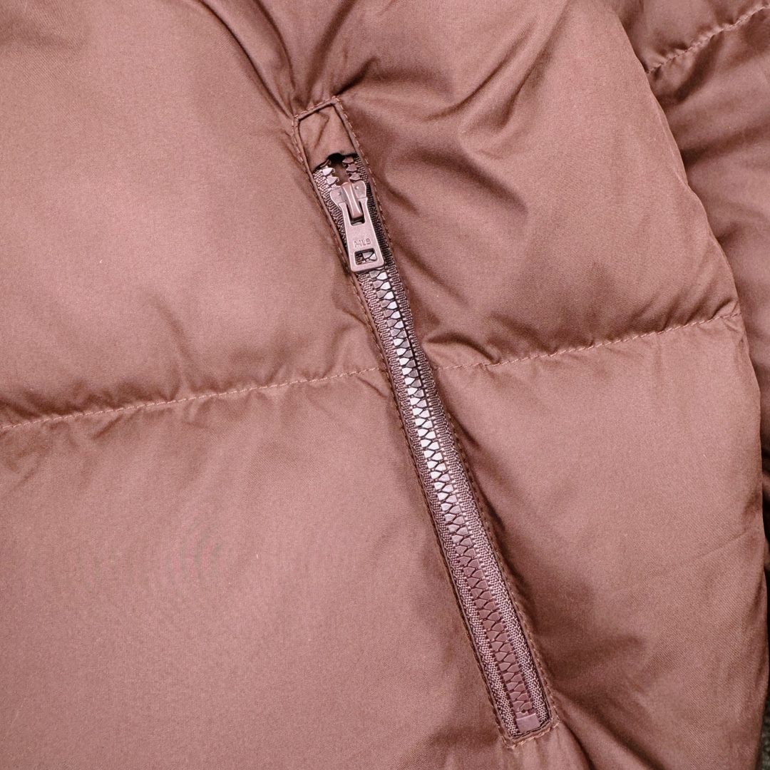 图片[10]-𝐌𝐋𝐁 24FW 美拉德色系波士顿红袜队肯豆同款 小标logo立领短款羽绒服 🔝配色：黑色 白色 棕色 🔝尺码：XS S M L XL XXL 🔝3月购入正品开版，1：1制作。市面最强版本，所有五金均为定制。完美还原zp 🔝MLB 冬季短款羽绒服 过冬首选云朵般透气 云朵般轻薄 云朵般亲肤 是你肉眼可见的蓬松质感，零下十几度穿着也没问题，采用国标80白鸭绒，轻盈保暖，无惧寒风 。MLB是韩国F&F旗下潮流服装品牌，拥有150年历史的经典传统，是街头文化和国际生活方式的领导者。MLB 拥有包括男装、女装、童装、配饰 在内的全品类服饰，提供覆盖各性别、各年龄层、From HeadtoToe的穿搭装备。其产品结合了韩国的时尚造型与质感，展现了运动服饰也可以兼具时尚潮流的风格。在产品设计上，MLB不仅融合了美国职业棒球大联盟的各当家球队，更结合了棒球运动中的各个元素。 🔝产品工艺： 采用国标80白鸭绒 1⃣️国标80%白鸭绒，市面独家使用顶级羽绒，绝不吹虚鹅绒等一系列的错误理解 2⃣️ 面料： 100% 锦纶; 里料： 100% 锦纶 ，市面最顶级没有之一，一切遵照原版定制。 3️⃣原代加工厂出品电镀五金，全部原厂定制，非市场各类复刻版-选品中心