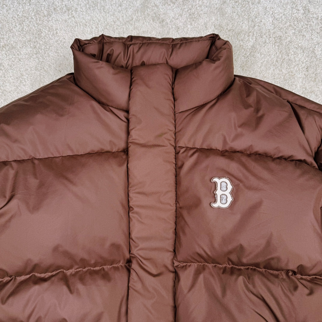 图片[4]-𝐌𝐋𝐁 24FW 美拉德色系波士顿红袜队肯豆同款 小标logo立领短款羽绒服 🔝配色：黑色 白色 棕色 🔝尺码：XS S M L XL XXL 🔝3月购入正品开版，1：1制作。市面最强版本，所有五金均为定制。完美还原zp 🔝MLB 冬季短款羽绒服 过冬首选云朵般透气 云朵般轻薄 云朵般亲肤 是你肉眼可见的蓬松质感，零下十几度穿着也没问题，采用国标80白鸭绒，轻盈保暖，无惧寒风 。MLB是韩国F&F旗下潮流服装品牌，拥有150年历史的经典传统，是街头文化和国际生活方式的领导者。MLB 拥有包括男装、女装、童装、配饰 在内的全品类服饰，提供覆盖各性别、各年龄层、From HeadtoToe的穿搭装备。其产品结合了韩国的时尚造型与质感，展现了运动服饰也可以兼具时尚潮流的风格。在产品设计上，MLB不仅融合了美国职业棒球大联盟的各当家球队，更结合了棒球运动中的各个元素。 🔝产品工艺： 采用国标80白鸭绒 1⃣️国标80%白鸭绒，市面独家使用顶级羽绒，绝不吹虚鹅绒等一系列的错误理解 2⃣️ 面料： 100% 锦纶; 里料： 100% 锦纶 ，市面最顶级没有之一，一切遵照原版定制。 3️⃣原代加工厂出品电镀五金，全部原厂定制，非市场各类复刻版-选品中心