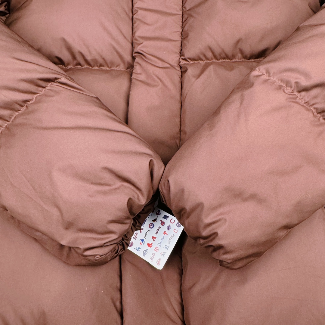 图片[9]-𝐌𝐋𝐁 24FW 美拉德色系波士顿红袜队肯豆同款 小标logo立领短款羽绒服 🔝配色：黑色 白色 棕色 🔝尺码：XS S M L XL XXL 🔝3月购入正品开版，1：1制作。市面最强版本，所有五金均为定制。完美还原zp 🔝MLB 冬季短款羽绒服 过冬首选云朵般透气 云朵般轻薄 云朵般亲肤 是你肉眼可见的蓬松质感，零下十几度穿着也没问题，采用国标80白鸭绒，轻盈保暖，无惧寒风 。MLB是韩国F&F旗下潮流服装品牌，拥有150年历史的经典传统，是街头文化和国际生活方式的领导者。MLB 拥有包括男装、女装、童装、配饰 在内的全品类服饰，提供覆盖各性别、各年龄层、From HeadtoToe的穿搭装备。其产品结合了韩国的时尚造型与质感，展现了运动服饰也可以兼具时尚潮流的风格。在产品设计上，MLB不仅融合了美国职业棒球大联盟的各当家球队，更结合了棒球运动中的各个元素。 🔝产品工艺： 采用国标80白鸭绒 1⃣️国标80%白鸭绒，市面独家使用顶级羽绒，绝不吹虚鹅绒等一系列的错误理解 2⃣️ 面料： 100% 锦纶; 里料： 100% 锦纶 ，市面最顶级没有之一，一切遵照原版定制。 3️⃣原代加工厂出品电镀五金，全部原厂定制，非市场各类复刻版-选品中心