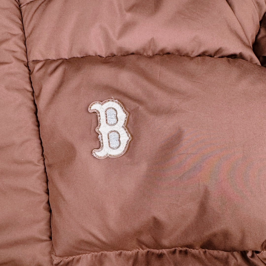 图片[8]-𝐌𝐋𝐁 24FW 美拉德色系波士顿红袜队肯豆同款 小标logo立领短款羽绒服 🔝配色：黑色 白色 棕色 🔝尺码：XS S M L XL XXL 🔝3月购入正品开版，1：1制作。市面最强版本，所有五金均为定制。完美还原zp 🔝MLB 冬季短款羽绒服 过冬首选云朵般透气 云朵般轻薄 云朵般亲肤 是你肉眼可见的蓬松质感，零下十几度穿着也没问题，采用国标80白鸭绒，轻盈保暖，无惧寒风 。MLB是韩国F&F旗下潮流服装品牌，拥有150年历史的经典传统，是街头文化和国际生活方式的领导者。MLB 拥有包括男装、女装、童装、配饰 在内的全品类服饰，提供覆盖各性别、各年龄层、From HeadtoToe的穿搭装备。其产品结合了韩国的时尚造型与质感，展现了运动服饰也可以兼具时尚潮流的风格。在产品设计上，MLB不仅融合了美国职业棒球大联盟的各当家球队，更结合了棒球运动中的各个元素。 🔝产品工艺： 采用国标80白鸭绒 1⃣️国标80%白鸭绒，市面独家使用顶级羽绒，绝不吹虚鹅绒等一系列的错误理解 2⃣️ 面料： 100% 锦纶; 里料： 100% 锦纶 ，市面最顶级没有之一，一切遵照原版定制。 3️⃣原代加工厂出品电镀五金，全部原厂定制，非市场各类复刻版-选品中心