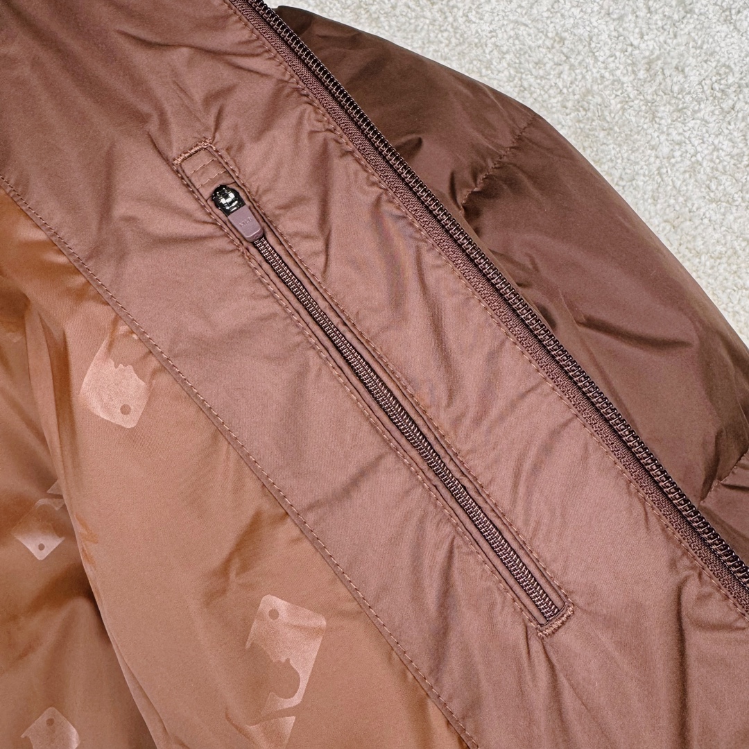 图片[11]-𝐌𝐋𝐁 24FW 美拉德色系波士顿红袜队肯豆同款 小标logo立领短款羽绒服 🔝配色：黑色 白色 棕色 🔝尺码：XS S M L XL XXL 🔝3月购入正品开版，1：1制作。市面最强版本，所有五金均为定制。完美还原zp 🔝MLB 冬季短款羽绒服 过冬首选云朵般透气 云朵般轻薄 云朵般亲肤 是你肉眼可见的蓬松质感，零下十几度穿着也没问题，采用国标80白鸭绒，轻盈保暖，无惧寒风 。MLB是韩国F&F旗下潮流服装品牌，拥有150年历史的经典传统，是街头文化和国际生活方式的领导者。MLB 拥有包括男装、女装、童装、配饰 在内的全品类服饰，提供覆盖各性别、各年龄层、From HeadtoToe的穿搭装备。其产品结合了韩国的时尚造型与质感，展现了运动服饰也可以兼具时尚潮流的风格。在产品设计上，MLB不仅融合了美国职业棒球大联盟的各当家球队，更结合了棒球运动中的各个元素。 🔝产品工艺： 采用国标80白鸭绒 1⃣️国标80%白鸭绒，市面独家使用顶级羽绒，绝不吹虚鹅绒等一系列的错误理解 2⃣️ 面料： 100% 锦纶; 里料： 100% 锦纶 ，市面最顶级没有之一，一切遵照原版定制。 3️⃣原代加工厂出品电镀五金，全部原厂定制，非市场各类复刻版-选品中心