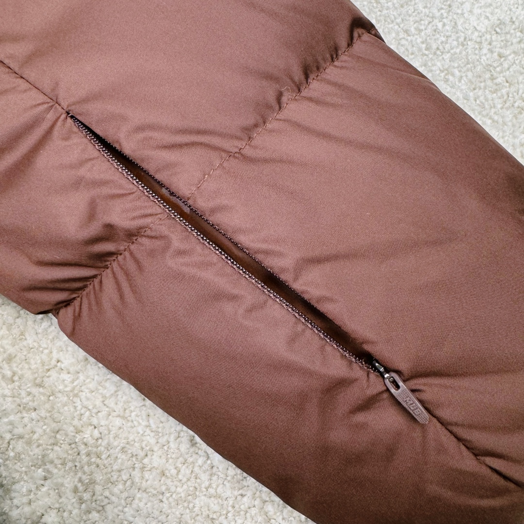 图片[15]-𝐌𝐋𝐁 24FW 美拉德色系波士顿红袜队肯豆同款 小标logo立领短款羽绒服 🔝配色：黑色 白色 棕色 🔝尺码：XS S M L XL XXL 🔝3月购入正品开版，1：1制作。市面最强版本，所有五金均为定制。完美还原zp 🔝MLB 冬季短款羽绒服 过冬首选云朵般透气 云朵般轻薄 云朵般亲肤 是你肉眼可见的蓬松质感，零下十几度穿着也没问题，采用国标80白鸭绒，轻盈保暖，无惧寒风 。MLB是韩国F&F旗下潮流服装品牌，拥有150年历史的经典传统，是街头文化和国际生活方式的领导者。MLB 拥有包括男装、女装、童装、配饰 在内的全品类服饰，提供覆盖各性别、各年龄层、From HeadtoToe的穿搭装备。其产品结合了韩国的时尚造型与质感，展现了运动服饰也可以兼具时尚潮流的风格。在产品设计上，MLB不仅融合了美国职业棒球大联盟的各当家球队，更结合了棒球运动中的各个元素。 🔝产品工艺： 采用国标80白鸭绒 1⃣️国标80%白鸭绒，市面独家使用顶级羽绒，绝不吹虚鹅绒等一系列的错误理解 2⃣️ 面料： 100% 锦纶; 里料： 100% 锦纶 ，市面最顶级没有之一，一切遵照原版定制。 3️⃣原代加工厂出品电镀五金，全部原厂定制，非市场各类复刻版-选品中心