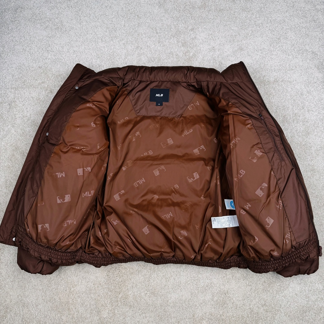 图片[3]-𝐌𝐋𝐁 24FW 美拉德色系波士顿红袜队肯豆同款 小标logo立领短款羽绒服 🔝配色：黑色 白色 棕色 🔝尺码：XS S M L XL XXL 🔝3月购入正品开版，1：1制作。市面最强版本，所有五金均为定制。完美还原zp 🔝MLB 冬季短款羽绒服 过冬首选云朵般透气 云朵般轻薄 云朵般亲肤 是你肉眼可见的蓬松质感，零下十几度穿着也没问题，采用国标80白鸭绒，轻盈保暖，无惧寒风 。MLB是韩国F&F旗下潮流服装品牌，拥有150年历史的经典传统，是街头文化和国际生活方式的领导者。MLB 拥有包括男装、女装、童装、配饰 在内的全品类服饰，提供覆盖各性别、各年龄层、From HeadtoToe的穿搭装备。其产品结合了韩国的时尚造型与质感，展现了运动服饰也可以兼具时尚潮流的风格。在产品设计上，MLB不仅融合了美国职业棒球大联盟的各当家球队，更结合了棒球运动中的各个元素。 🔝产品工艺： 采用国标80白鸭绒 1⃣️国标80%白鸭绒，市面独家使用顶级羽绒，绝不吹虚鹅绒等一系列的错误理解 2⃣️ 面料： 100% 锦纶; 里料： 100% 锦纶 ，市面最顶级没有之一，一切遵照原版定制。 3️⃣原代加工厂出品电镀五金，全部原厂定制，非市场各类复刻版-选品中心