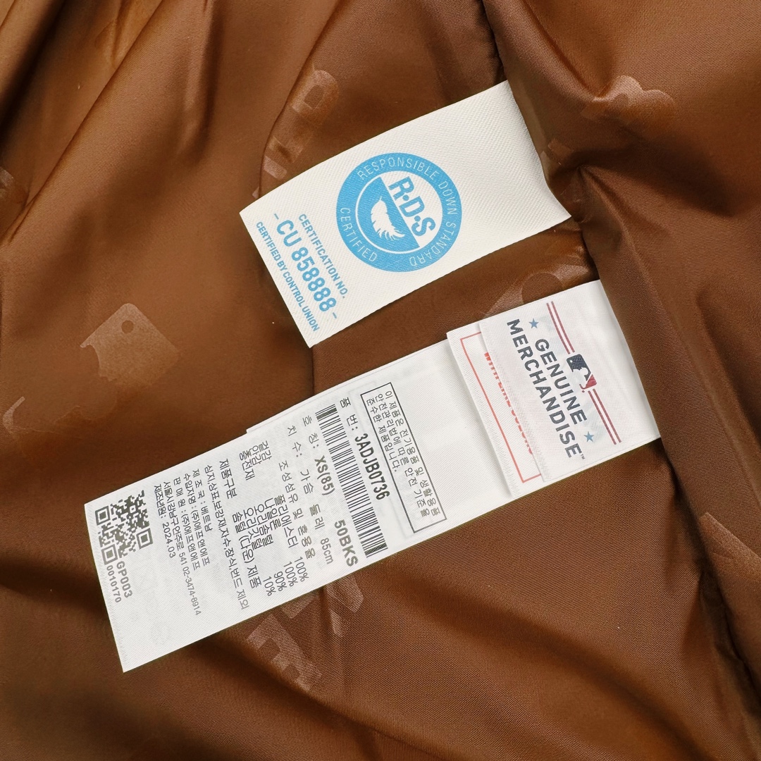 图片[13]-𝐌𝐋𝐁 24FW 美拉德色系波士顿红袜队肯豆同款 小标logo立领短款羽绒服 🔝配色：黑色 白色 棕色 🔝尺码：XS S M L XL XXL 🔝3月购入正品开版，1：1制作。市面最强版本，所有五金均为定制。完美还原zp 🔝MLB 冬季短款羽绒服 过冬首选云朵般透气 云朵般轻薄 云朵般亲肤 是你肉眼可见的蓬松质感，零下十几度穿着也没问题，采用国标80白鸭绒，轻盈保暖，无惧寒风 。MLB是韩国F&F旗下潮流服装品牌，拥有150年历史的经典传统，是街头文化和国际生活方式的领导者。MLB 拥有包括男装、女装、童装、配饰 在内的全品类服饰，提供覆盖各性别、各年龄层、From HeadtoToe的穿搭装备。其产品结合了韩国的时尚造型与质感，展现了运动服饰也可以兼具时尚潮流的风格。在产品设计上，MLB不仅融合了美国职业棒球大联盟的各当家球队，更结合了棒球运动中的各个元素。 🔝产品工艺： 采用国标80白鸭绒 1⃣️国标80%白鸭绒，市面独家使用顶级羽绒，绝不吹虚鹅绒等一系列的错误理解 2⃣️ 面料： 100% 锦纶; 里料： 100% 锦纶 ，市面最顶级没有之一，一切遵照原版定制。 3️⃣原代加工厂出品电镀五金，全部原厂定制，非市场各类复刻版-选品中心