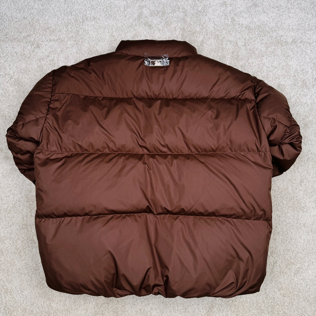 图片[2]-𝐌𝐋𝐁 24FW 美拉德色系波士顿红袜队肯豆同款 小标logo立领短款羽绒服 🔝配色：黑色 白色 棕色 🔝尺码：XS S M L XL XXL 🔝3月购入正品开版，1：1制作。市面最强版本，所有五金均为定制。完美还原zp 🔝MLB 冬季短款羽绒服 过冬首选云朵般透气 云朵般轻薄 云朵般亲肤 是你肉眼可见的蓬松质感，零下十几度穿着也没问题，采用国标80白鸭绒，轻盈保暖，无惧寒风 。MLB是韩国F&F旗下潮流服装品牌，拥有150年历史的经典传统，是街头文化和国际生活方式的领导者。MLB 拥有包括男装、女装、童装、配饰 在内的全品类服饰，提供覆盖各性别、各年龄层、From HeadtoToe的穿搭装备。其产品结合了韩国的时尚造型与质感，展现了运动服饰也可以兼具时尚潮流的风格。在产品设计上，MLB不仅融合了美国职业棒球大联盟的各当家球队，更结合了棒球运动中的各个元素。 🔝产品工艺： 采用国标80白鸭绒 1⃣️国标80%白鸭绒，市面独家使用顶级羽绒，绝不吹虚鹅绒等一系列的错误理解 2⃣️ 面料： 100% 锦纶; 里料： 100% 锦纶 ，市面最顶级没有之一，一切遵照原版定制。 3️⃣原代加工厂出品电镀五金，全部原厂定制，非市场各类复刻版-选品中心