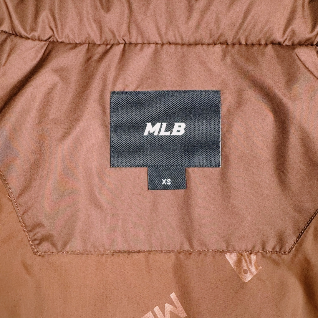 图片[12]-𝐌𝐋𝐁 24FW 美拉德色系波士顿红袜队肯豆同款 小标logo立领短款羽绒服 🔝配色：黑色 白色 棕色 🔝尺码：XS S M L XL XXL 🔝3月购入正品开版，1：1制作。市面最强版本，所有五金均为定制。完美还原zp 🔝MLB 冬季短款羽绒服 过冬首选云朵般透气 云朵般轻薄 云朵般亲肤 是你肉眼可见的蓬松质感，零下十几度穿着也没问题，采用国标80白鸭绒，轻盈保暖，无惧寒风 。MLB是韩国F&F旗下潮流服装品牌，拥有150年历史的经典传统，是街头文化和国际生活方式的领导者。MLB 拥有包括男装、女装、童装、配饰 在内的全品类服饰，提供覆盖各性别、各年龄层、From HeadtoToe的穿搭装备。其产品结合了韩国的时尚造型与质感，展现了运动服饰也可以兼具时尚潮流的风格。在产品设计上，MLB不仅融合了美国职业棒球大联盟的各当家球队，更结合了棒球运动中的各个元素。 🔝产品工艺： 采用国标80白鸭绒 1⃣️国标80%白鸭绒，市面独家使用顶级羽绒，绝不吹虚鹅绒等一系列的错误理解 2⃣️ 面料： 100% 锦纶; 里料： 100% 锦纶 ，市面最顶级没有之一，一切遵照原版定制。 3️⃣原代加工厂出品电镀五金，全部原厂定制，非市场各类复刻版-选品中心