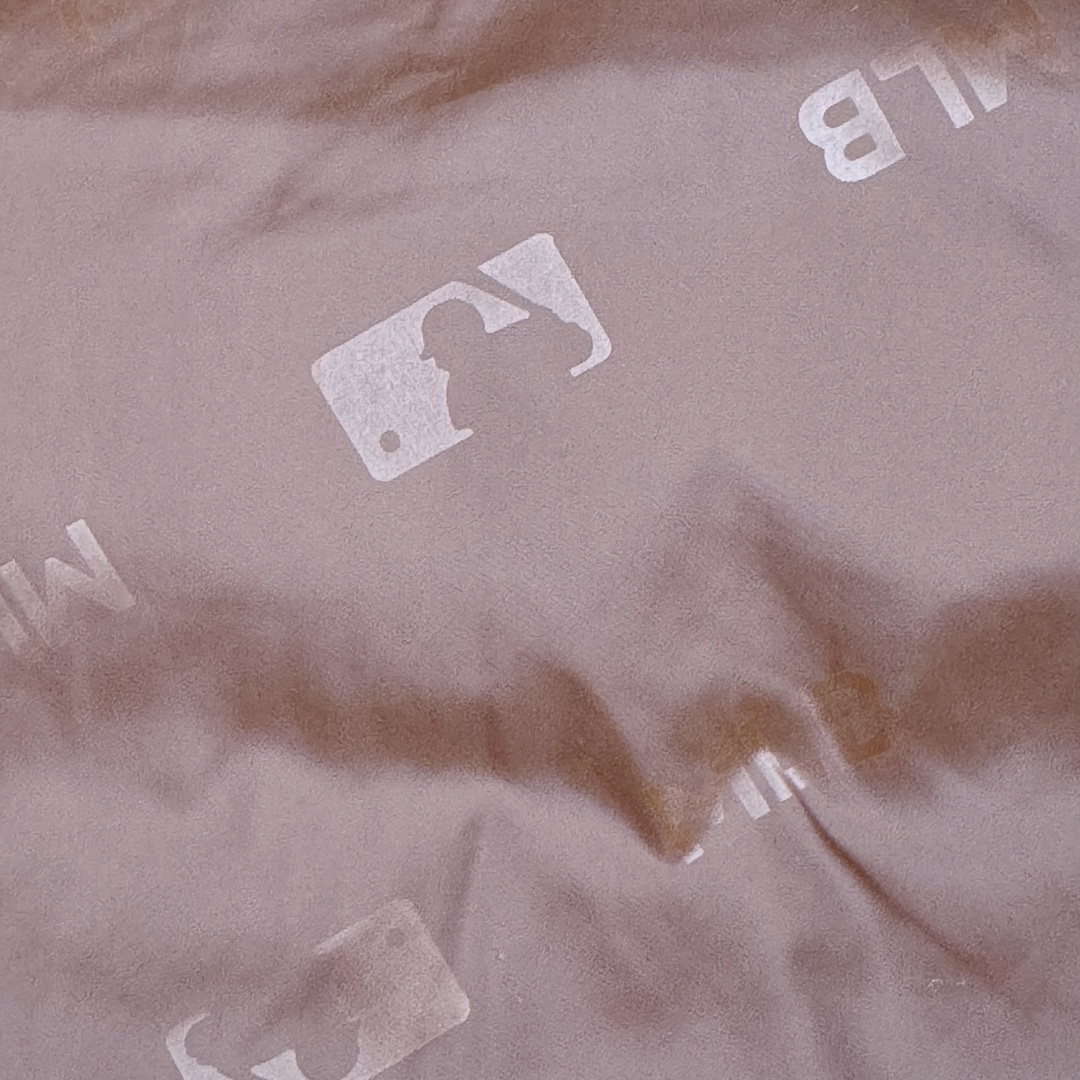 图片[14]-𝐌𝐋𝐁 24FW 美拉德色系波士顿红袜队肯豆同款 小标logo立领短款羽绒服 🔝配色：黑色 白色 棕色 🔝尺码：XS S M L XL XXL 🔝3月购入正品开版，1：1制作。市面最强版本，所有五金均为定制。完美还原zp 🔝MLB 冬季短款羽绒服 过冬首选云朵般透气 云朵般轻薄 云朵般亲肤 是你肉眼可见的蓬松质感，零下十几度穿着也没问题，采用国标80白鸭绒，轻盈保暖，无惧寒风 。MLB是韩国F&F旗下潮流服装品牌，拥有150年历史的经典传统，是街头文化和国际生活方式的领导者。MLB 拥有包括男装、女装、童装、配饰 在内的全品类服饰，提供覆盖各性别、各年龄层、From HeadtoToe的穿搭装备。其产品结合了韩国的时尚造型与质感，展现了运动服饰也可以兼具时尚潮流的风格。在产品设计上，MLB不仅融合了美国职业棒球大联盟的各当家球队，更结合了棒球运动中的各个元素。 🔝产品工艺： 采用国标80白鸭绒 1⃣️国标80%白鸭绒，市面独家使用顶级羽绒，绝不吹虚鹅绒等一系列的错误理解 2⃣️ 面料： 100% 锦纶; 里料： 100% 锦纶 ，市面最顶级没有之一，一切遵照原版定制。 3️⃣原代加工厂出品电镀五金，全部原厂定制，非市场各类复刻版-选品中心