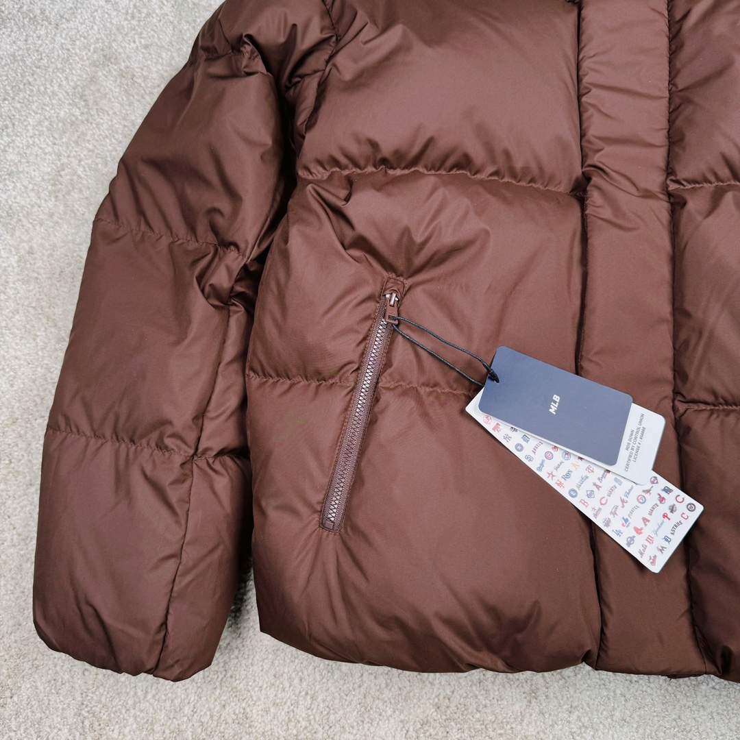 图片[5]-𝐌𝐋𝐁 24FW 美拉德色系波士顿红袜队肯豆同款 小标logo立领短款羽绒服 🔝配色：黑色 白色 棕色 🔝尺码：XS S M L XL XXL 🔝3月购入正品开版，1：1制作。市面最强版本，所有五金均为定制。完美还原zp 🔝MLB 冬季短款羽绒服 过冬首选云朵般透气 云朵般轻薄 云朵般亲肤 是你肉眼可见的蓬松质感，零下十几度穿着也没问题，采用国标80白鸭绒，轻盈保暖，无惧寒风 。MLB是韩国F&F旗下潮流服装品牌，拥有150年历史的经典传统，是街头文化和国际生活方式的领导者。MLB 拥有包括男装、女装、童装、配饰 在内的全品类服饰，提供覆盖各性别、各年龄层、From HeadtoToe的穿搭装备。其产品结合了韩国的时尚造型与质感，展现了运动服饰也可以兼具时尚潮流的风格。在产品设计上，MLB不仅融合了美国职业棒球大联盟的各当家球队，更结合了棒球运动中的各个元素。 🔝产品工艺： 采用国标80白鸭绒 1⃣️国标80%白鸭绒，市面独家使用顶级羽绒，绝不吹虚鹅绒等一系列的错误理解 2⃣️ 面料： 100% 锦纶; 里料： 100% 锦纶 ，市面最顶级没有之一，一切遵照原版定制。 3️⃣原代加工厂出品电镀五金，全部原厂定制，非市场各类复刻版-选品中心