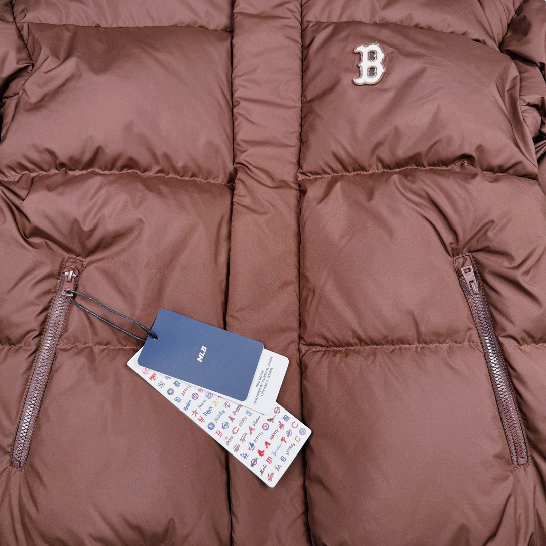 图片[7]-𝐌𝐋𝐁 24FW 美拉德色系波士顿红袜队肯豆同款 小标logo立领短款羽绒服 🔝配色：黑色 白色 棕色 🔝尺码：XS S M L XL XXL 🔝3月购入正品开版，1：1制作。市面最强版本，所有五金均为定制。完美还原zp 🔝MLB 冬季短款羽绒服 过冬首选云朵般透气 云朵般轻薄 云朵般亲肤 是你肉眼可见的蓬松质感，零下十几度穿着也没问题，采用国标80白鸭绒，轻盈保暖，无惧寒风 。MLB是韩国F&F旗下潮流服装品牌，拥有150年历史的经典传统，是街头文化和国际生活方式的领导者。MLB 拥有包括男装、女装、童装、配饰 在内的全品类服饰，提供覆盖各性别、各年龄层、From HeadtoToe的穿搭装备。其产品结合了韩国的时尚造型与质感，展现了运动服饰也可以兼具时尚潮流的风格。在产品设计上，MLB不仅融合了美国职业棒球大联盟的各当家球队，更结合了棒球运动中的各个元素。 🔝产品工艺： 采用国标80白鸭绒 1⃣️国标80%白鸭绒，市面独家使用顶级羽绒，绝不吹虚鹅绒等一系列的错误理解 2⃣️ 面料： 100% 锦纶; 里料： 100% 锦纶 ，市面最顶级没有之一，一切遵照原版定制。 3️⃣原代加工厂出品电镀五金，全部原厂定制，非市场各类复刻版-选品中心