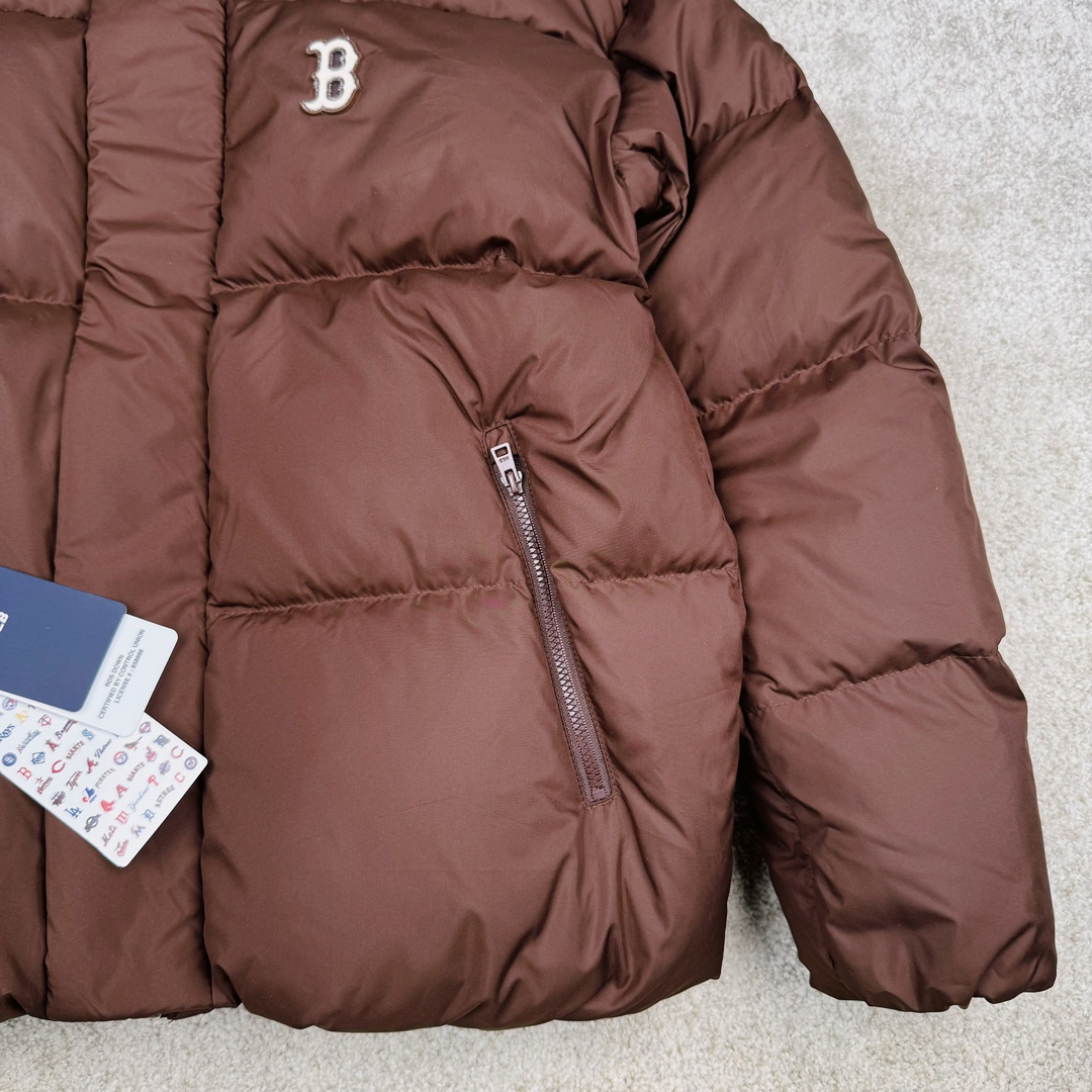 图片[6]-𝐌𝐋𝐁 24FW 美拉德色系波士顿红袜队肯豆同款 小标logo立领短款羽绒服 🔝配色：黑色 白色 棕色 🔝尺码：XS S M L XL XXL 🔝3月购入正品开版，1：1制作。市面最强版本，所有五金均为定制。完美还原zp 🔝MLB 冬季短款羽绒服 过冬首选云朵般透气 云朵般轻薄 云朵般亲肤 是你肉眼可见的蓬松质感，零下十几度穿着也没问题，采用国标80白鸭绒，轻盈保暖，无惧寒风 。MLB是韩国F&F旗下潮流服装品牌，拥有150年历史的经典传统，是街头文化和国际生活方式的领导者。MLB 拥有包括男装、女装、童装、配饰 在内的全品类服饰，提供覆盖各性别、各年龄层、From HeadtoToe的穿搭装备。其产品结合了韩国的时尚造型与质感，展现了运动服饰也可以兼具时尚潮流的风格。在产品设计上，MLB不仅融合了美国职业棒球大联盟的各当家球队，更结合了棒球运动中的各个元素。 🔝产品工艺： 采用国标80白鸭绒 1⃣️国标80%白鸭绒，市面独家使用顶级羽绒，绝不吹虚鹅绒等一系列的错误理解 2⃣️ 面料： 100% 锦纶; 里料： 100% 锦纶 ，市面最顶级没有之一，一切遵照原版定制。 3️⃣原代加工厂出品电镀五金，全部原厂定制，非市场各类复刻版-选品中心